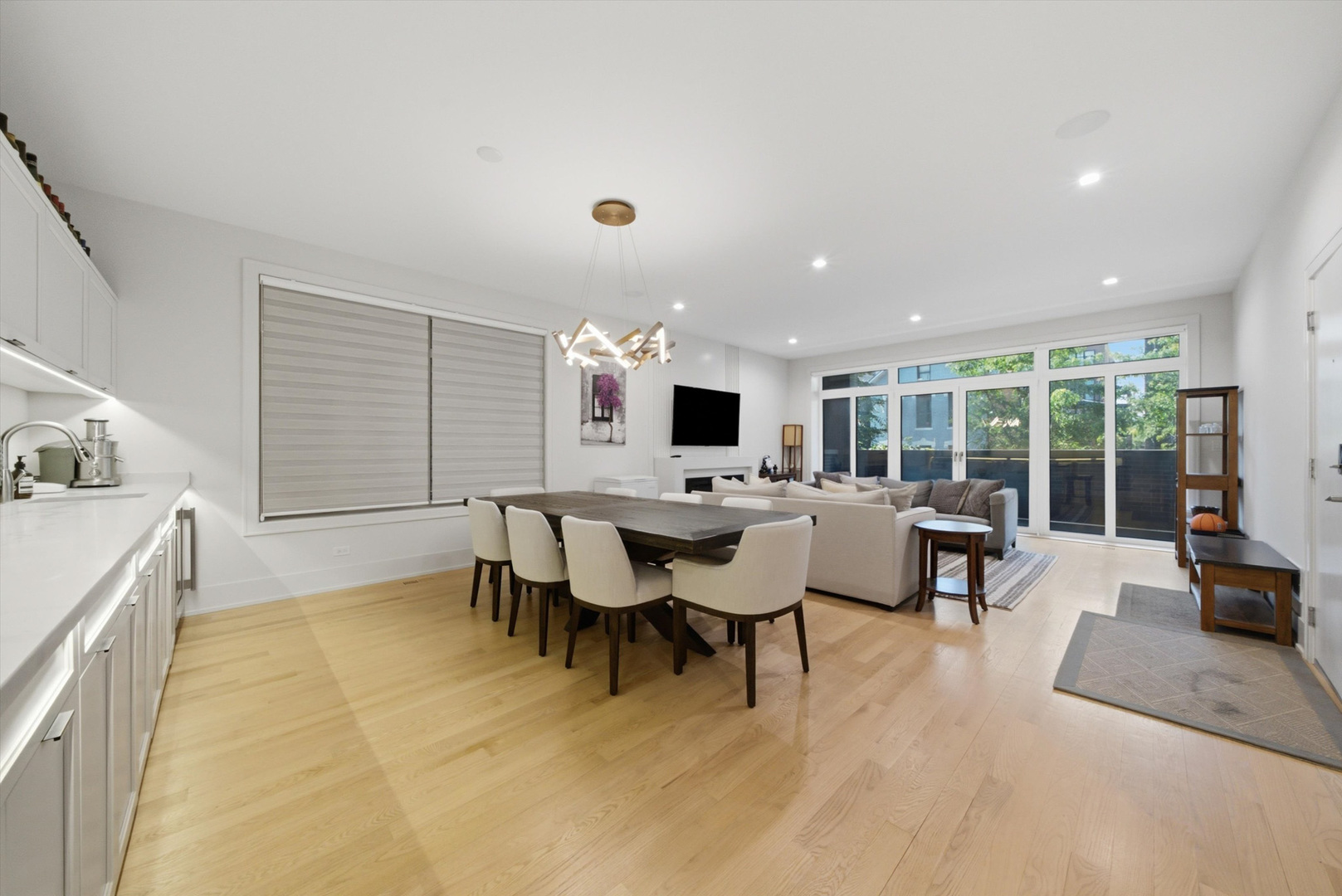 1366 W Walton Street Unit: 1E
