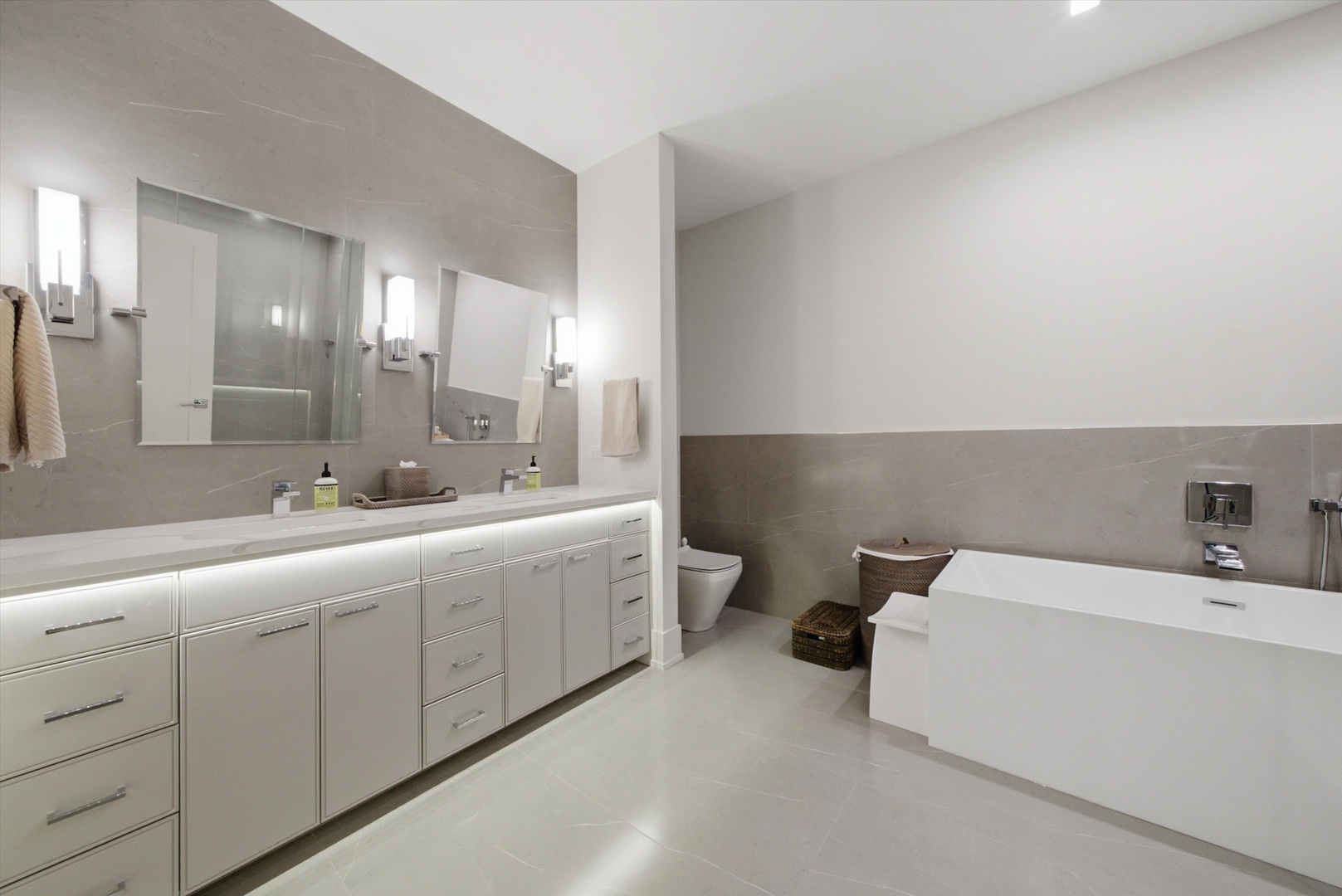 1366 W Walton Street Unit: 1E