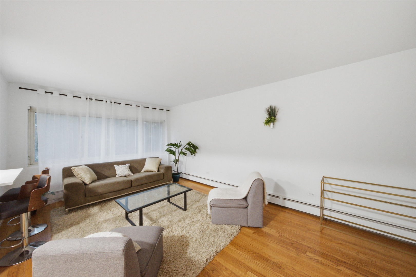 526 W Roscoe Street Unit: 2A
