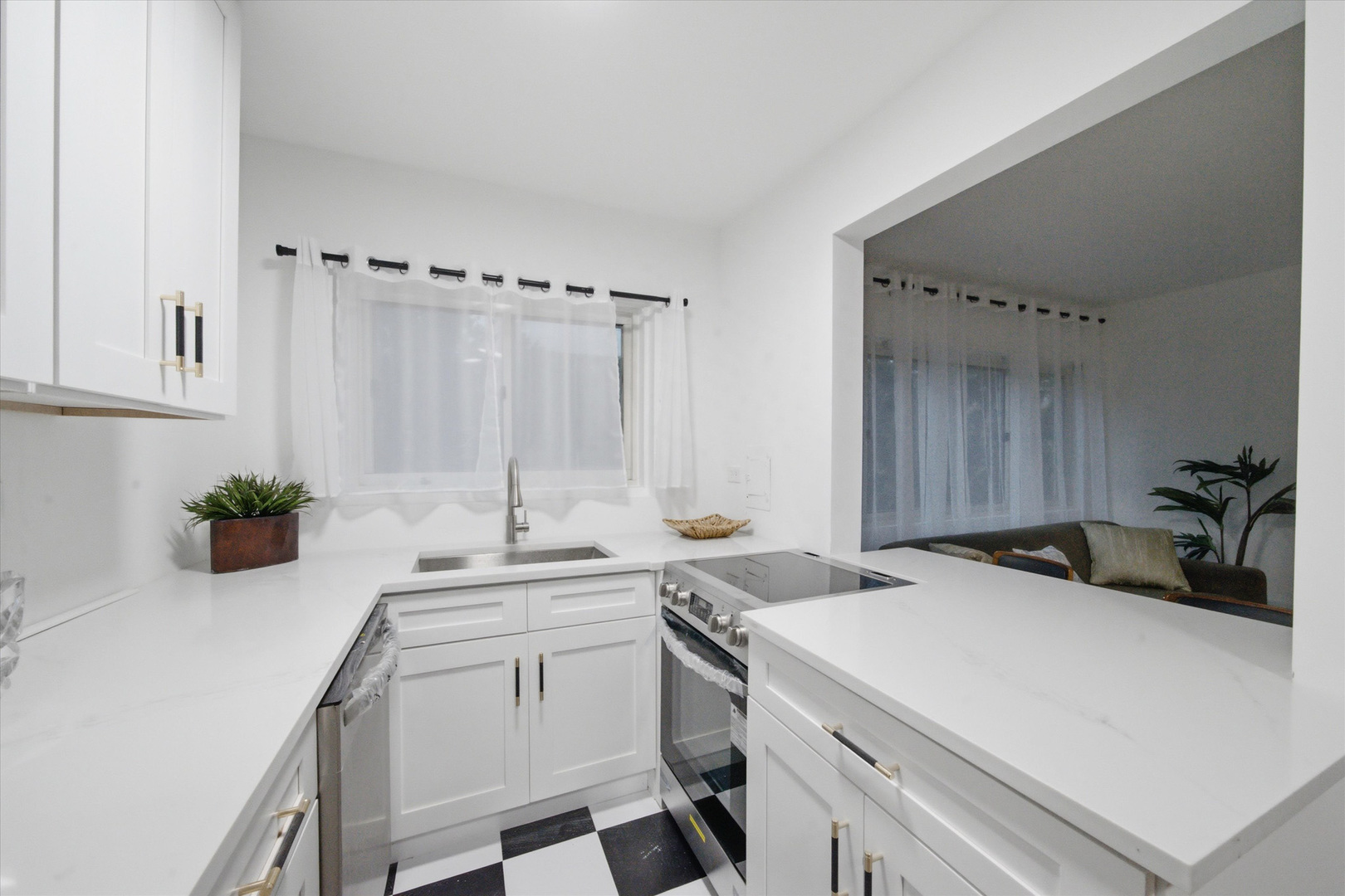 526 W Roscoe Street Unit: 2A