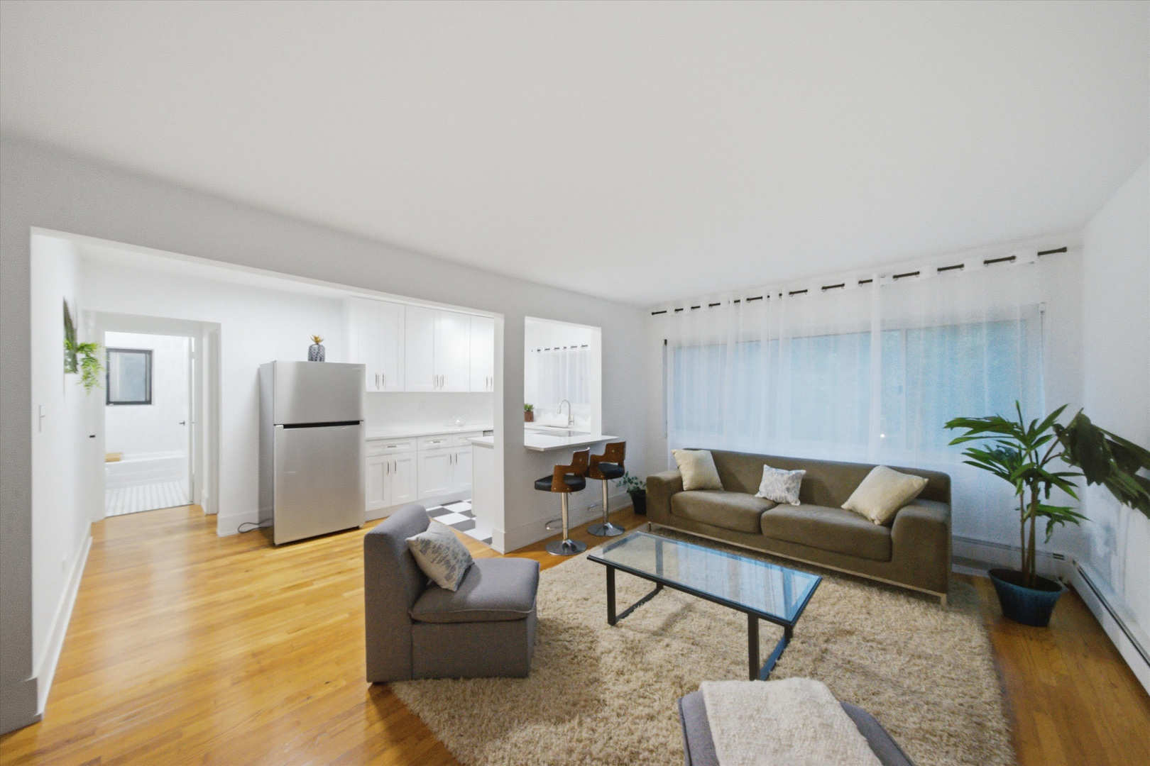526 W Roscoe Street Unit: 2A