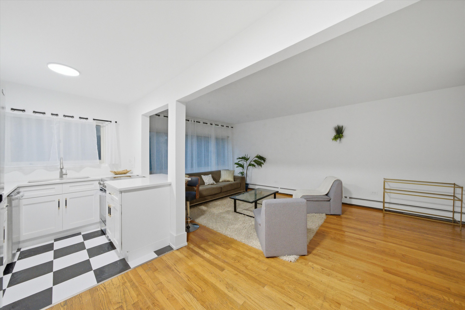 526 W Roscoe Street Unit: 2A