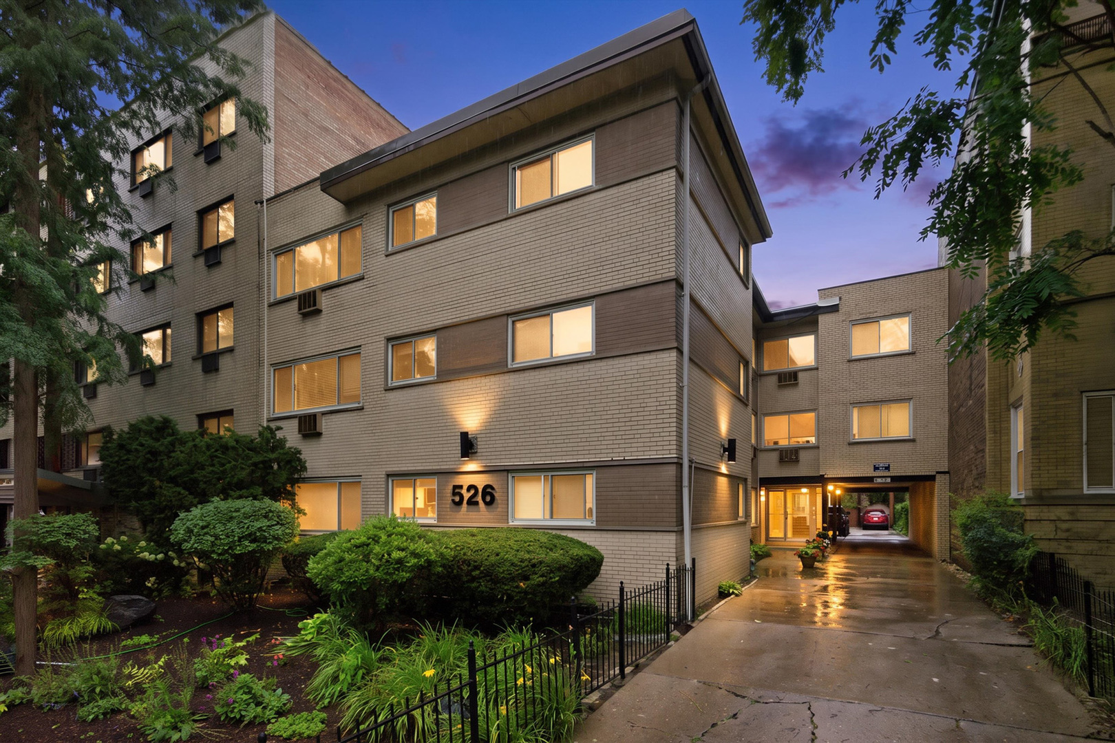 526 W Roscoe Street Unit: 2A