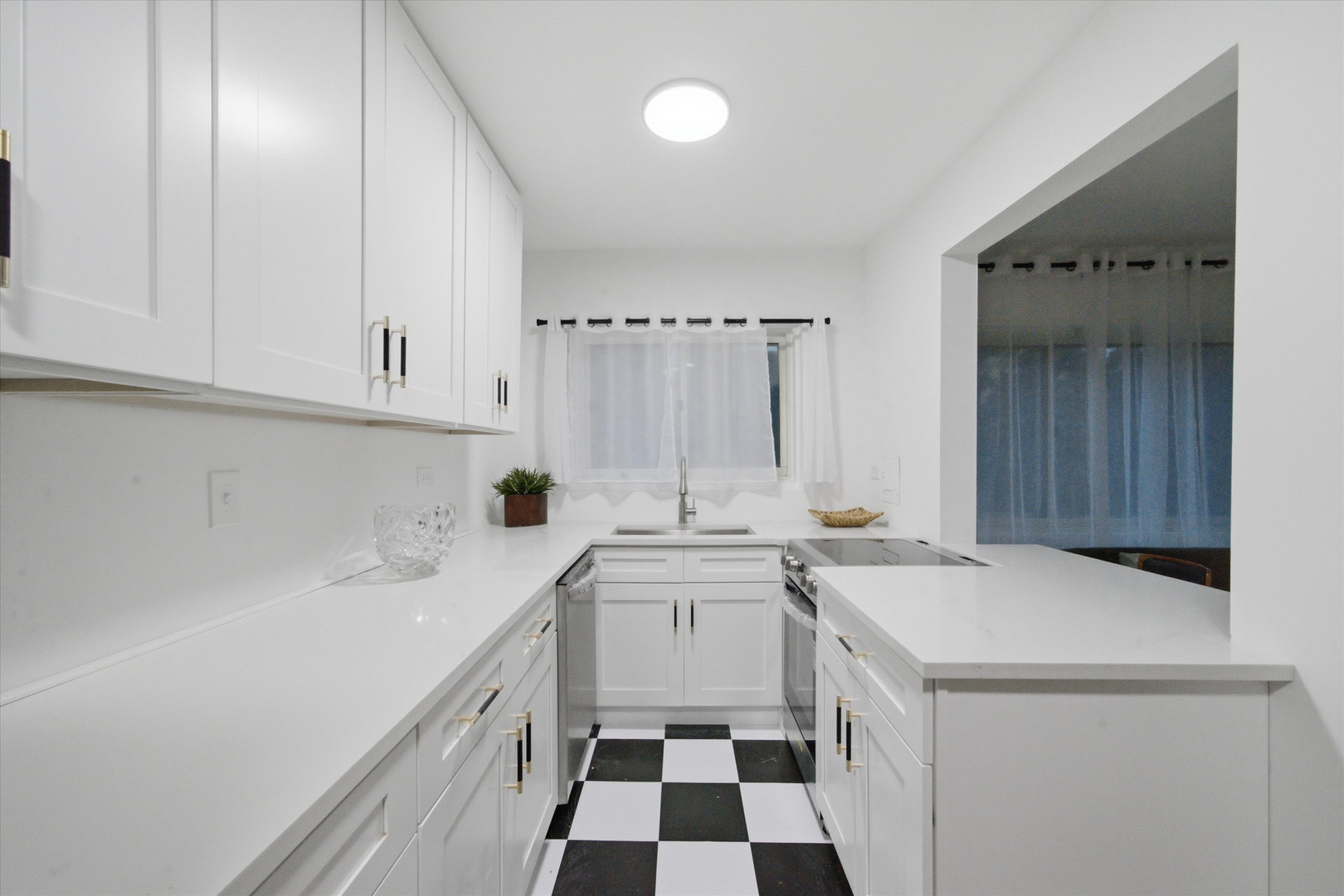 526 W Roscoe Street Unit: 2A