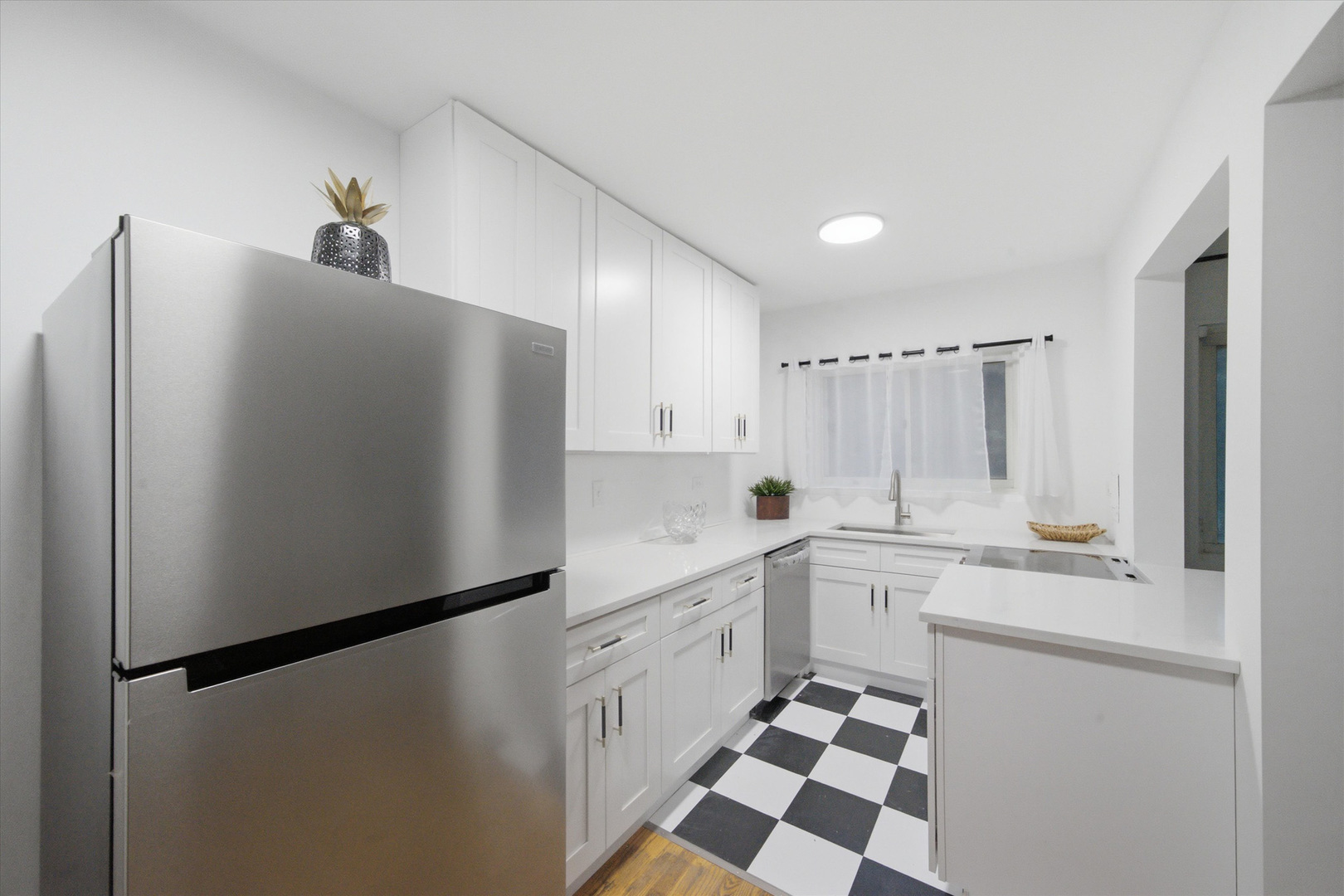 526 W Roscoe Street Unit: 2A