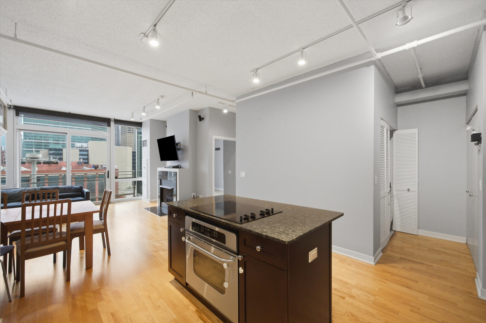 737 W Washington Boulevard Unit: 904