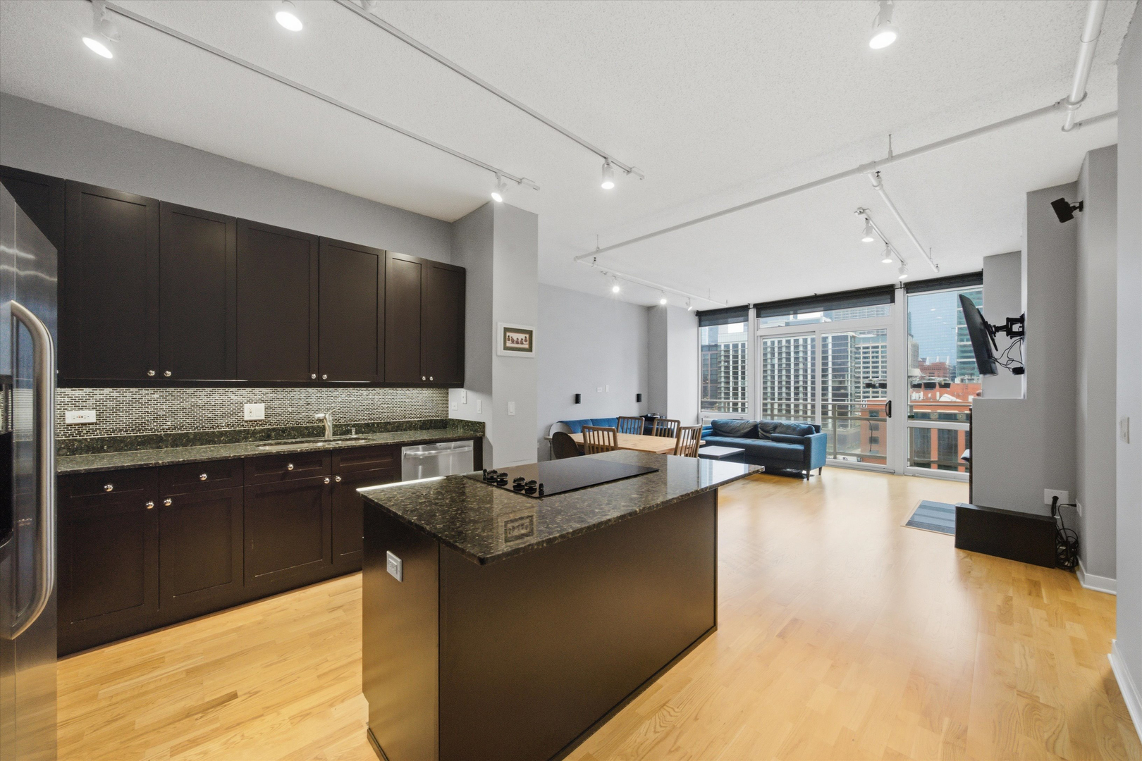 737 W Washington Boulevard Unit: 904