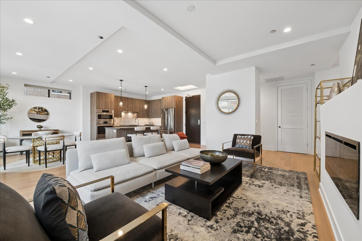 434 W Melrose Street Unit: 502