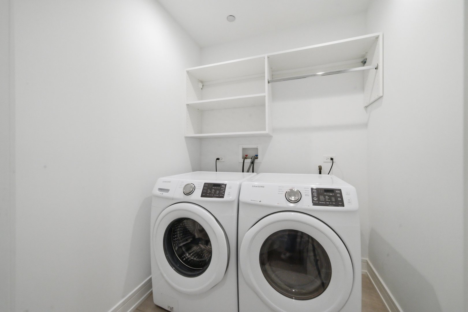 434 W Melrose Street Unit: 401