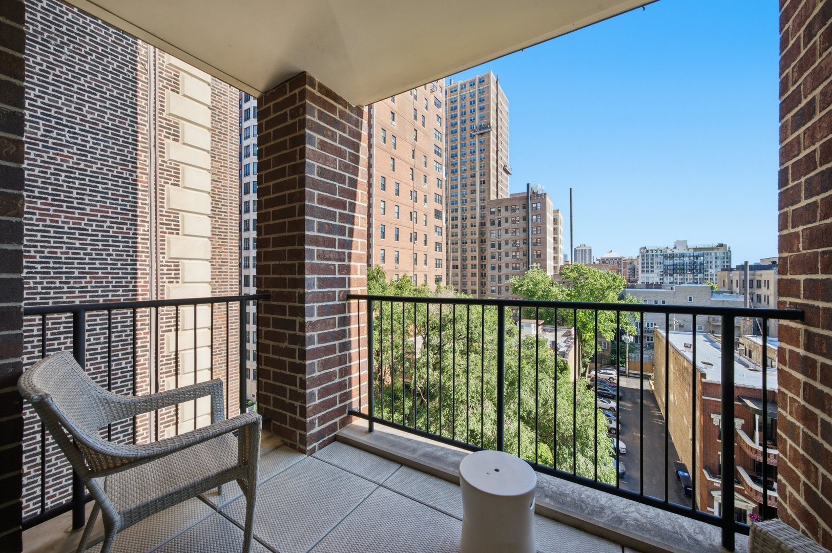 434 W Melrose Street Unit: 401