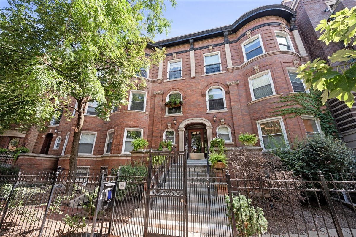 4053 N Sheridan Road Unit: 3