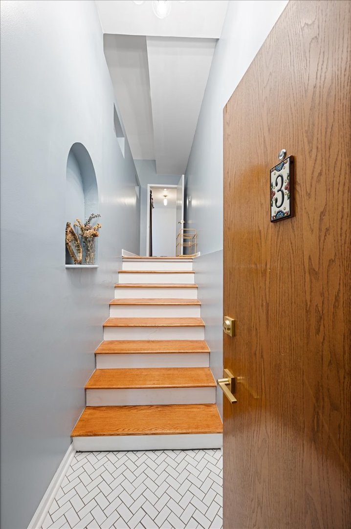 4053 N Sheridan Road Unit: 3