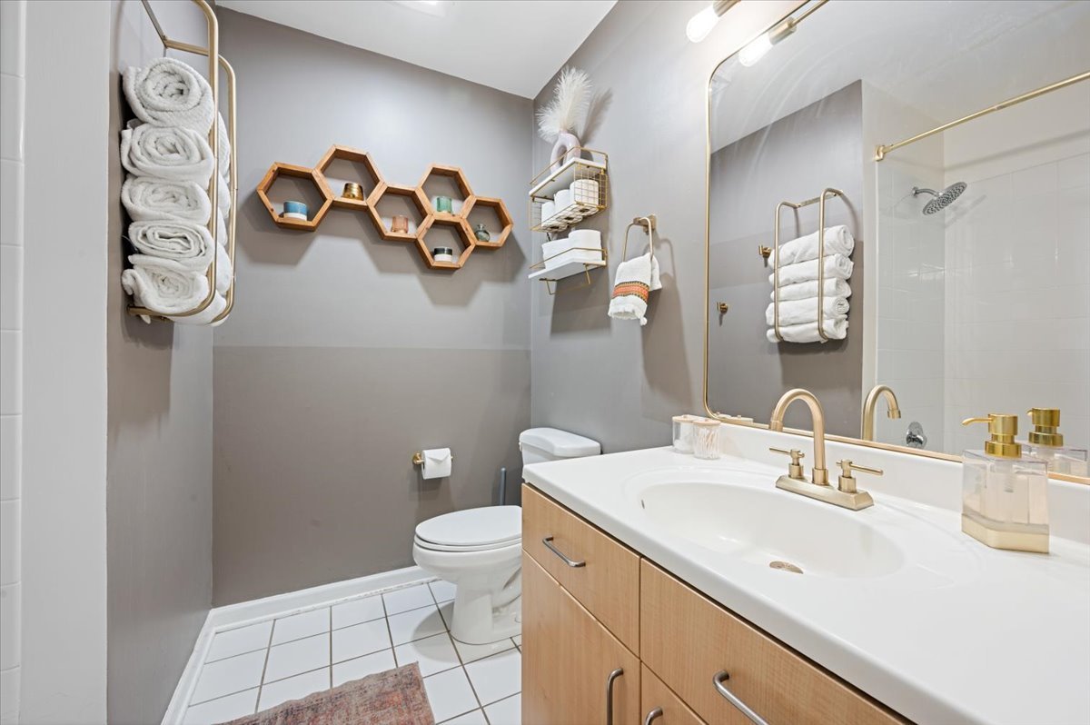 4053 N Sheridan Road Unit: 3