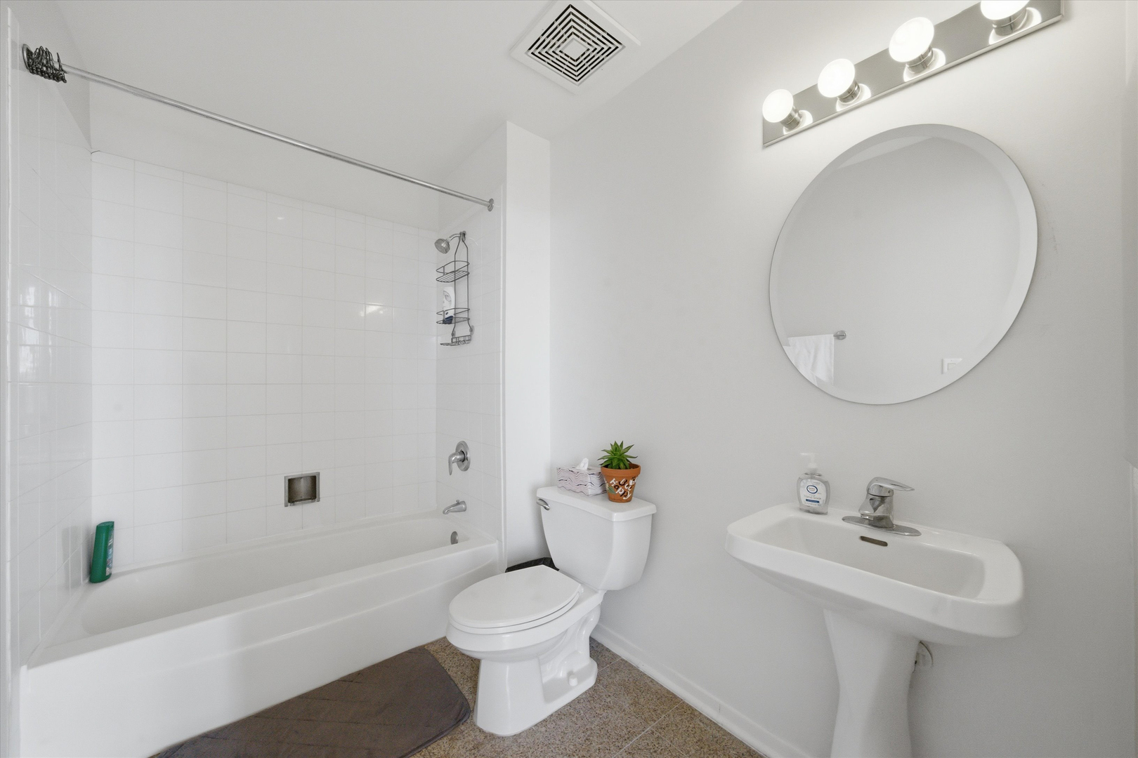 212 E Cullerton Street Unit: 1004