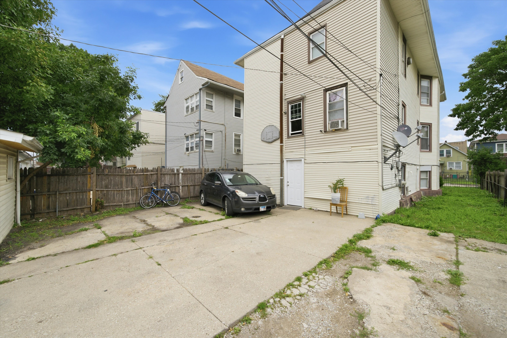 2050 N Kenneth Avenue