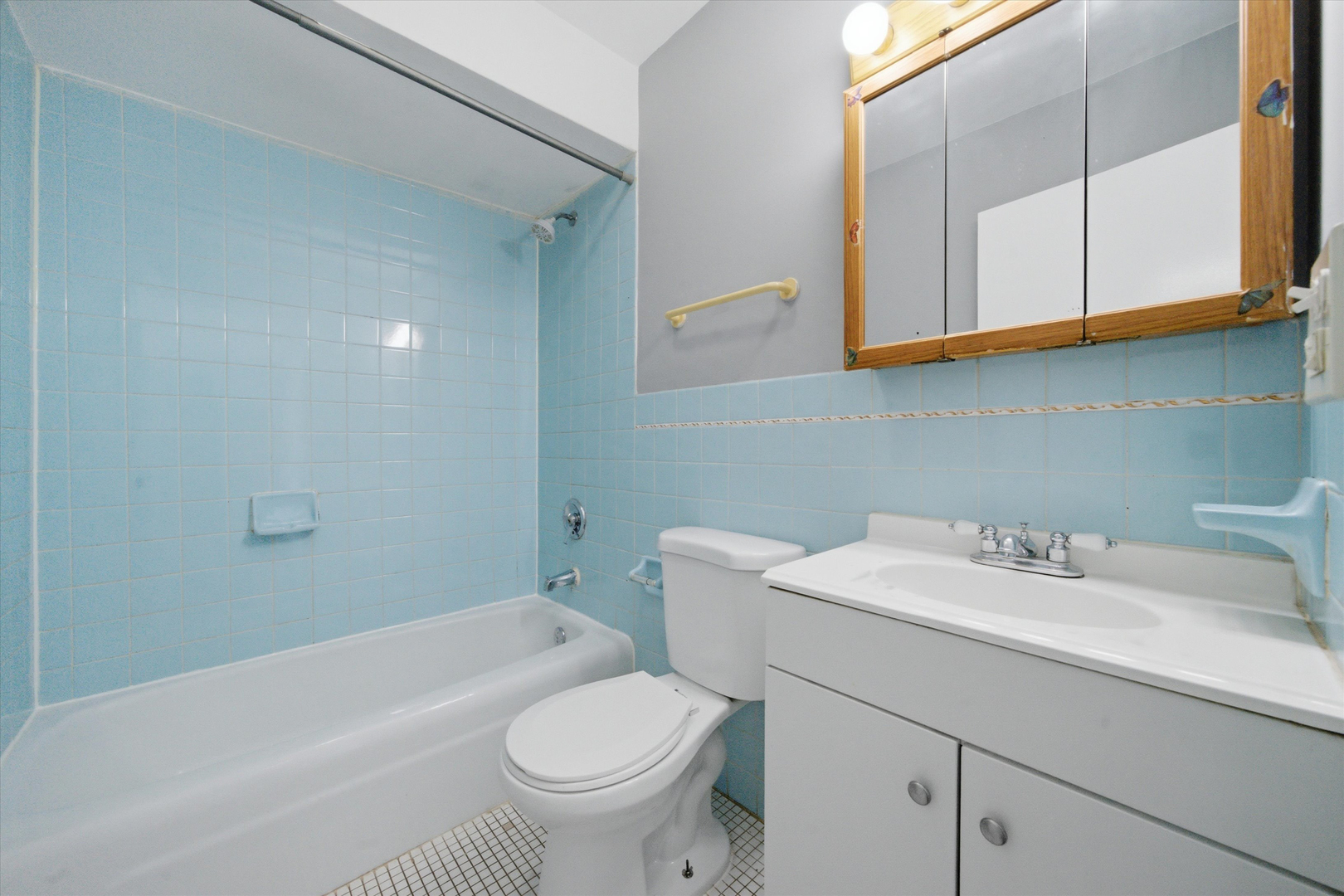 7320 N Rogers Avenue Unit: 210
