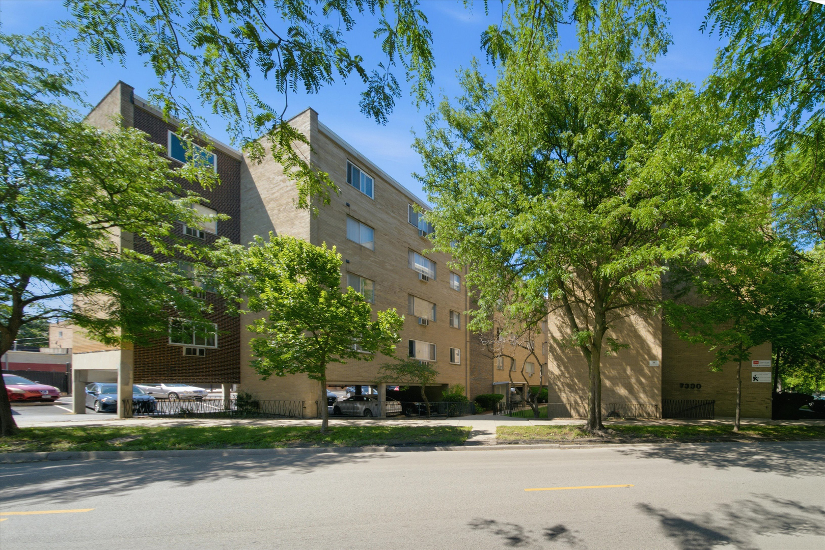 7320 N Rogers Avenue Unit: 210