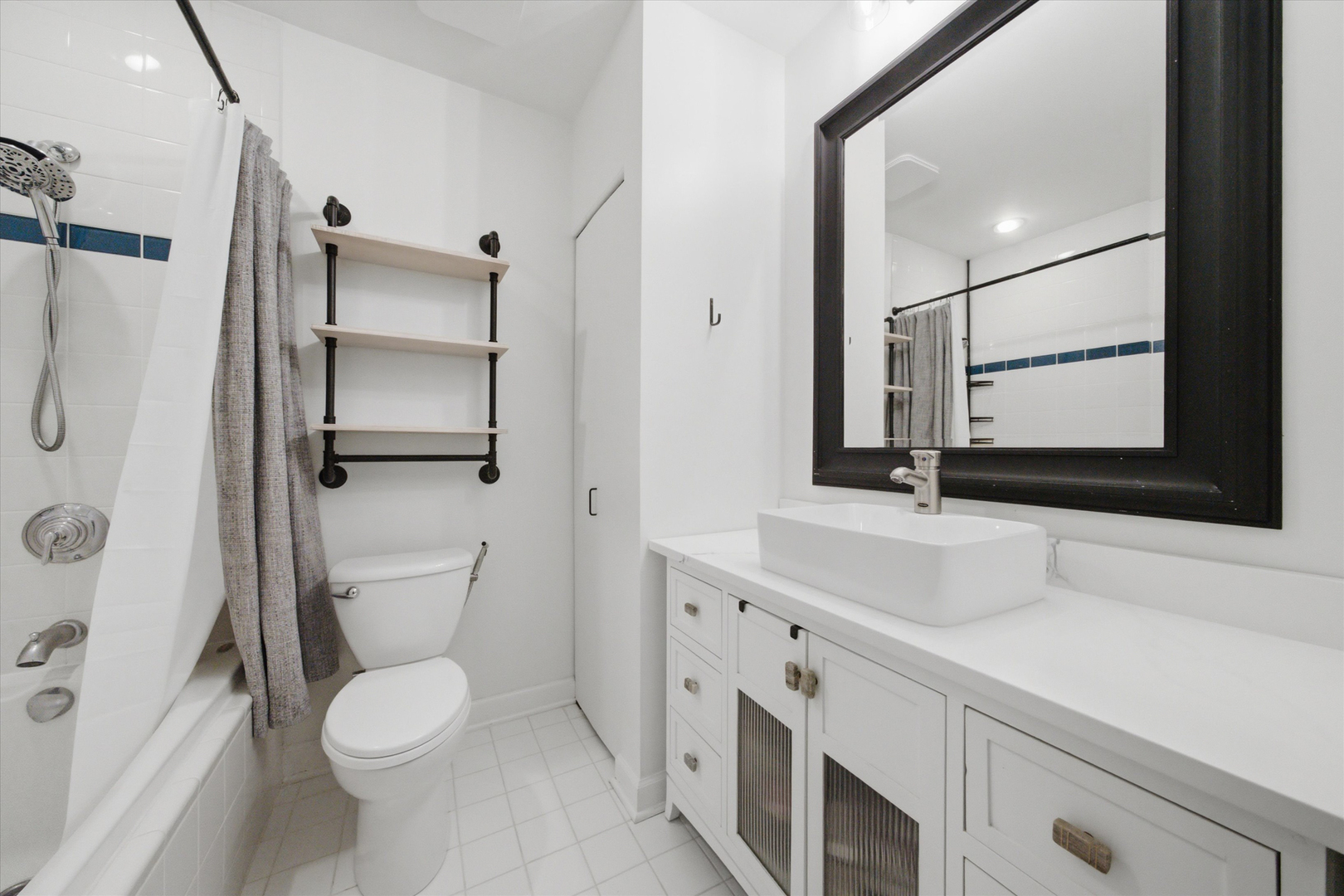 2343 N Greenview Avenue Unit: 105