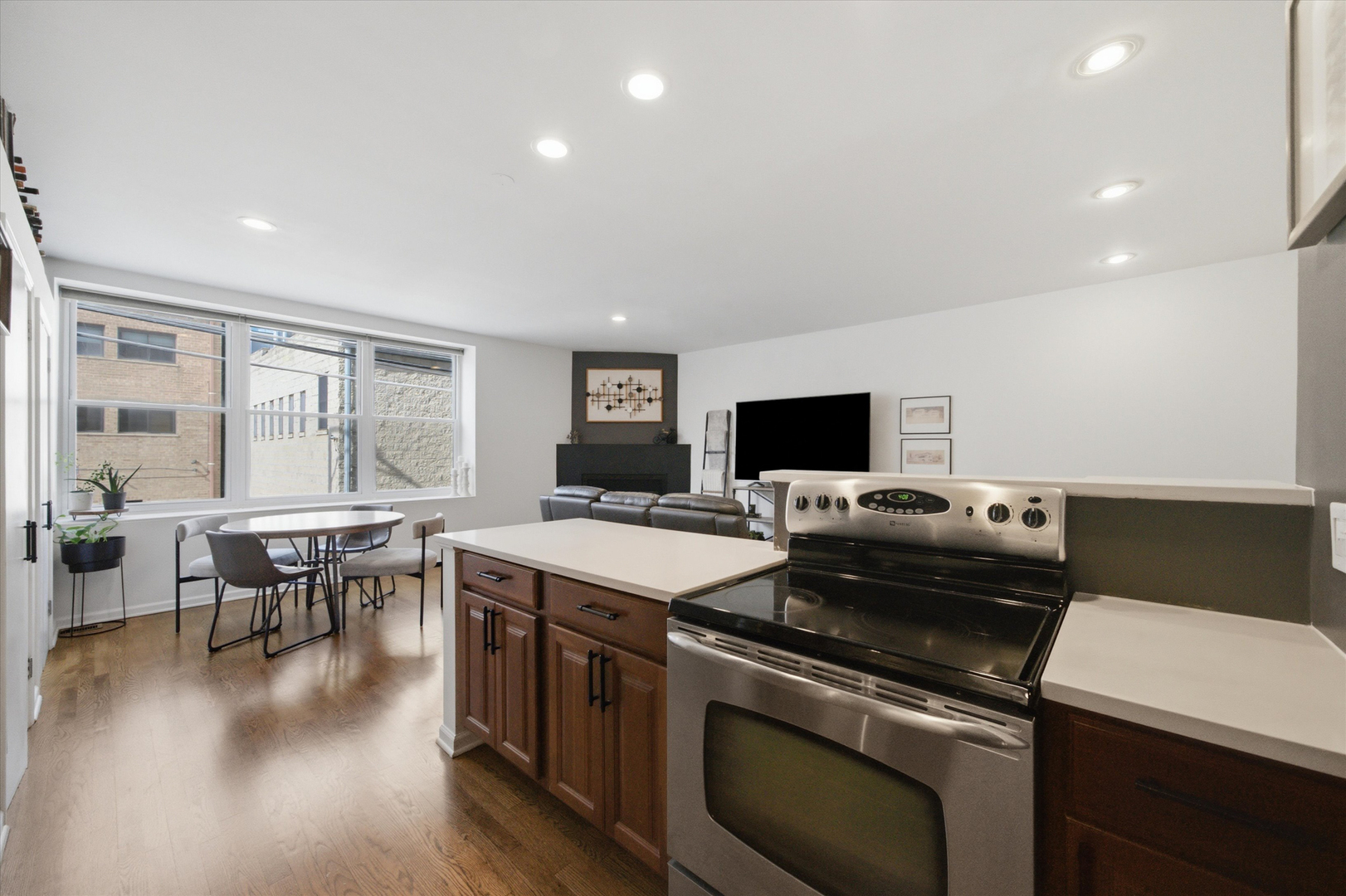 2343 N Greenview Avenue Unit: 105