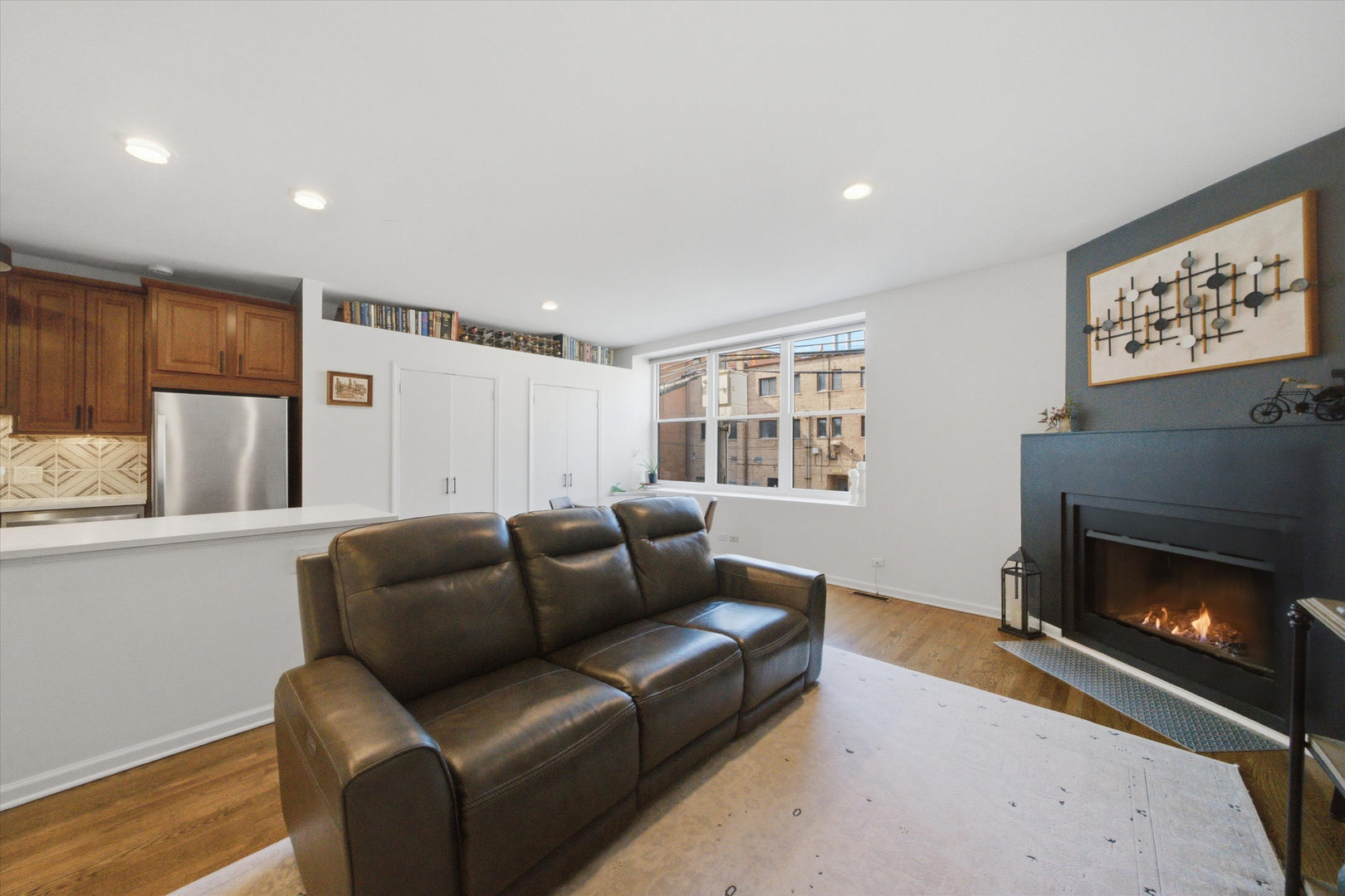 2343 N Greenview Avenue Unit: 105