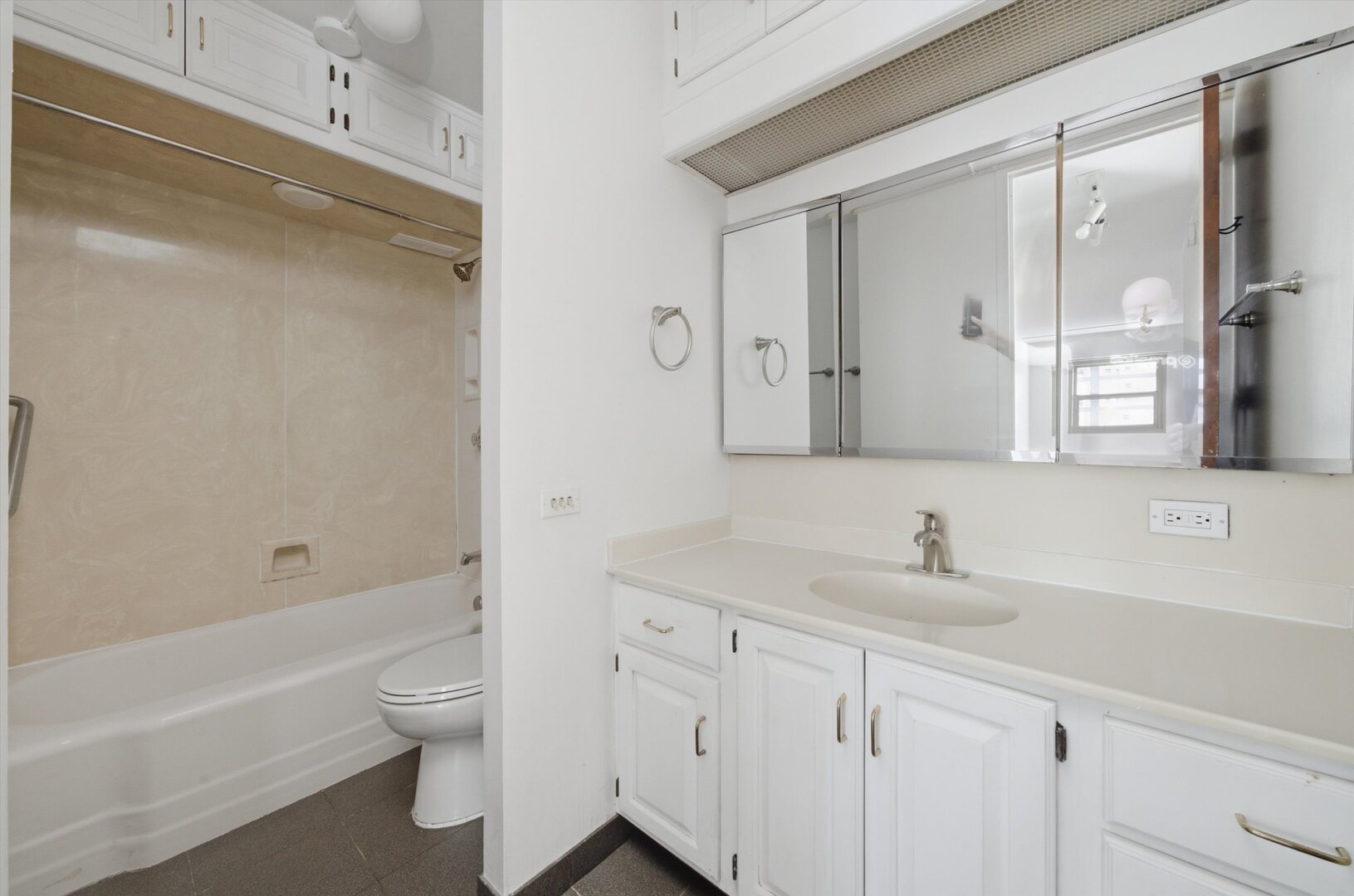 535 N MICHIGAN Avenue Unit: 1009