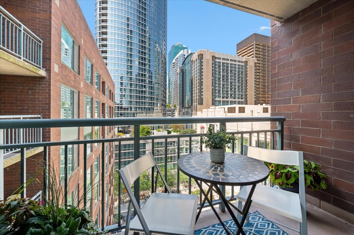 480 N MCCLURG Court Unit: 1109
