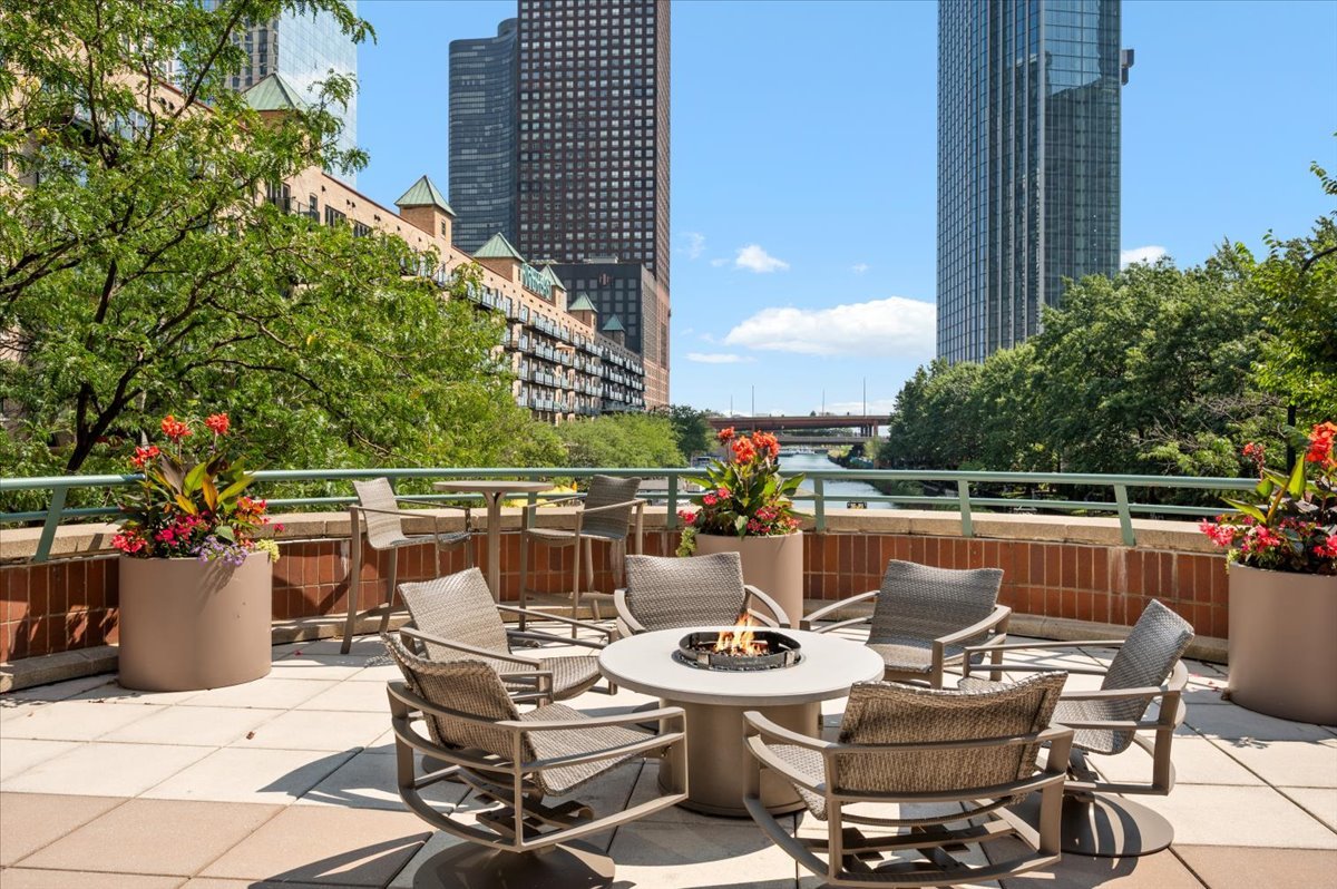 480 N MCCLURG Court Unit: 1109