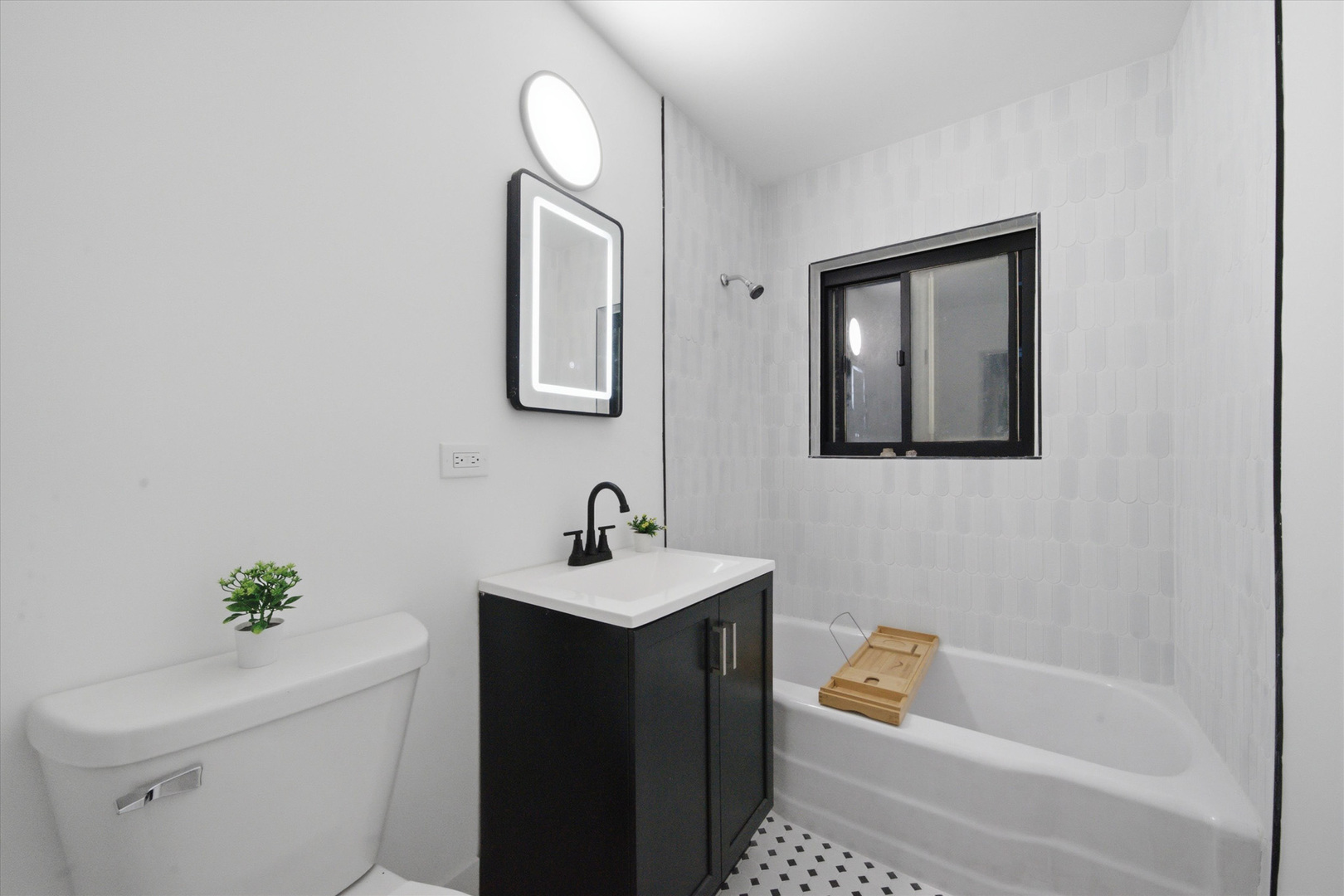 526 W Roscoe Street Unit: 2A