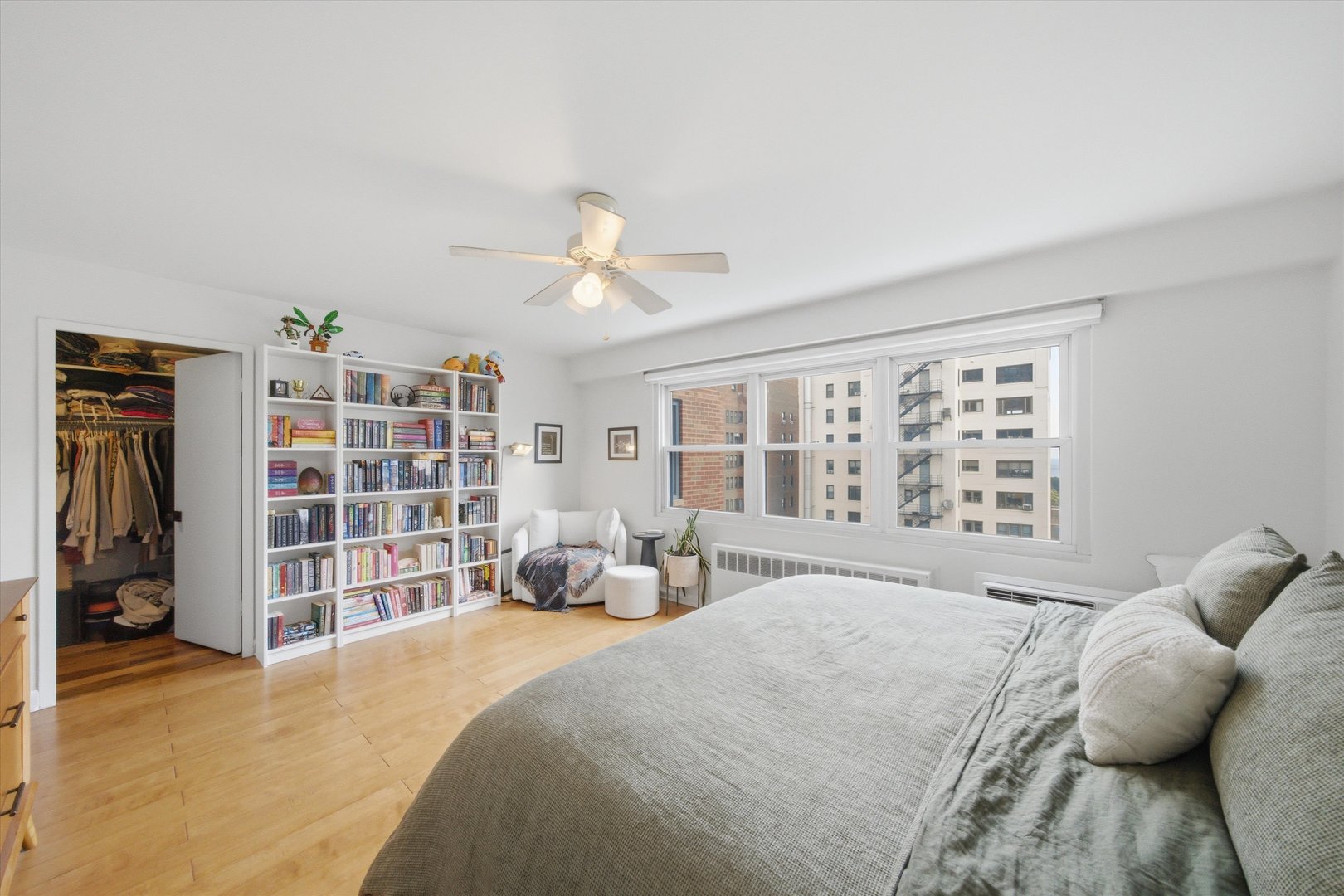 2909 N Sheridan Road Unit: 1204