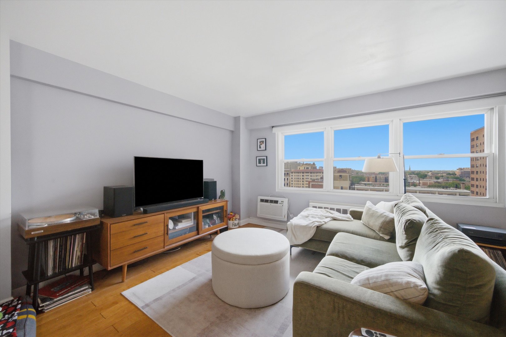2909 N Sheridan Road Unit: 1204