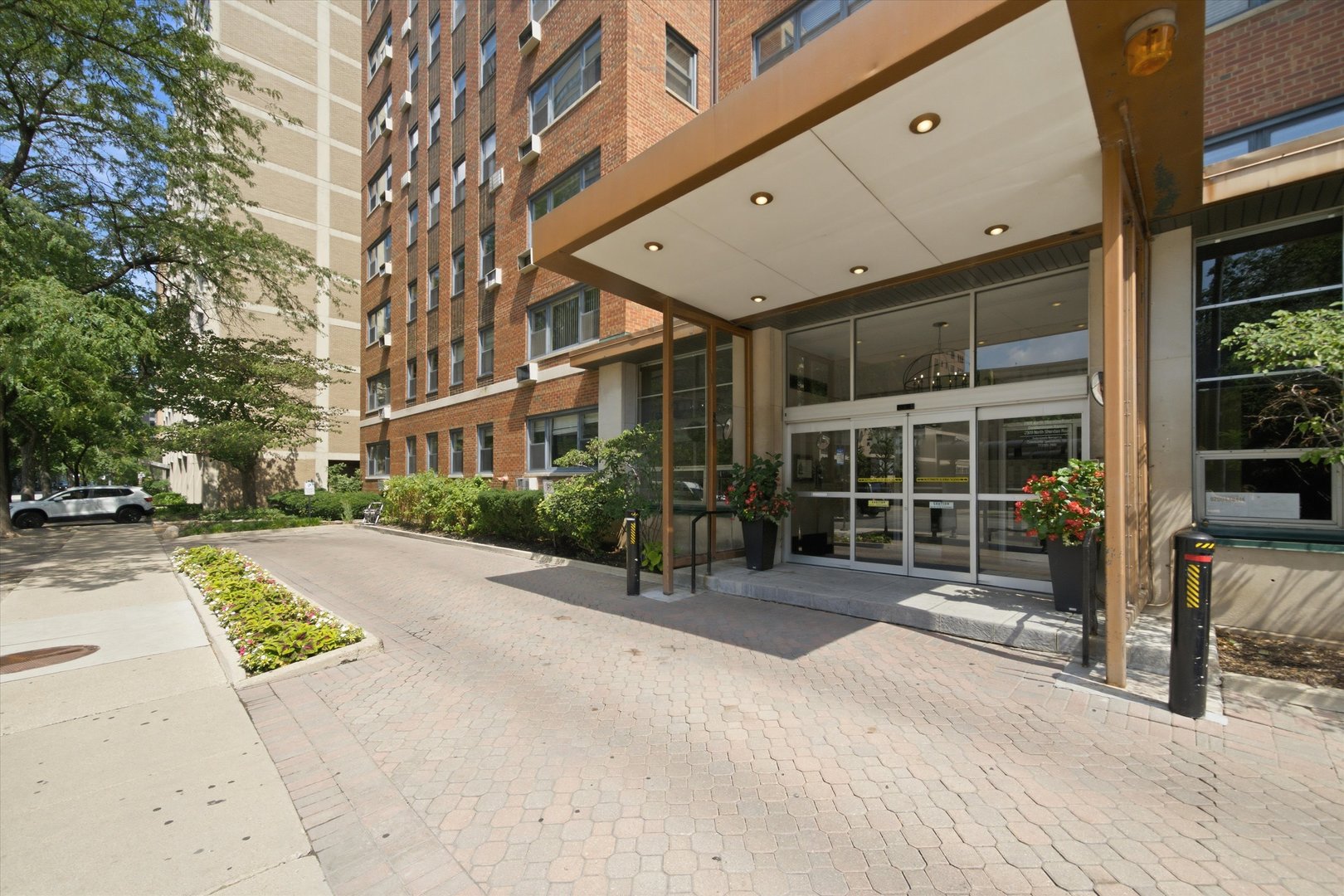 2909 N Sheridan Road Unit: 1204