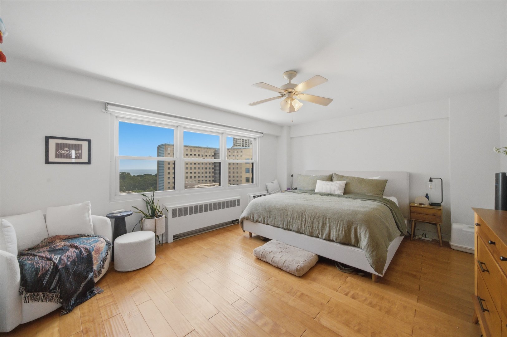 2909 N Sheridan Road Unit: 1204