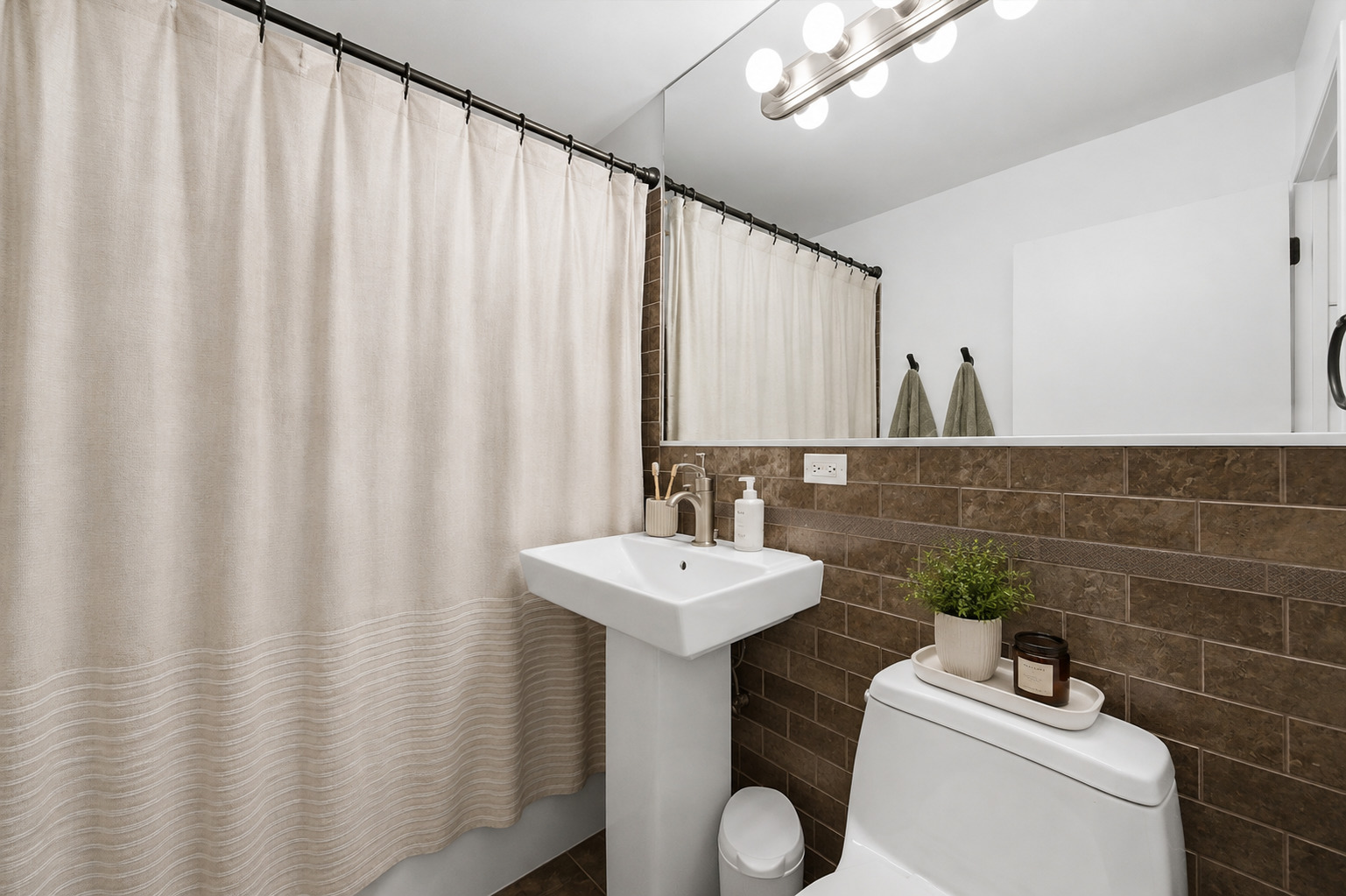 2909 N Sheridan Road Unit: 1204