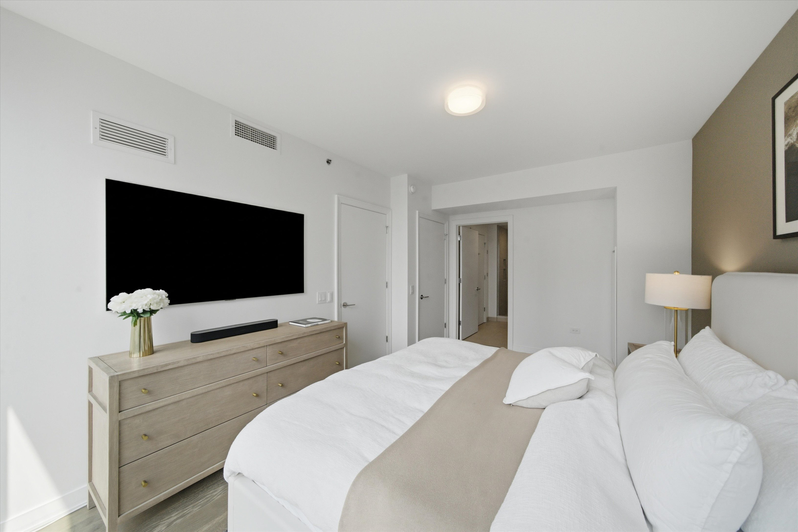 211 N Harbor Drive Unit: 3605