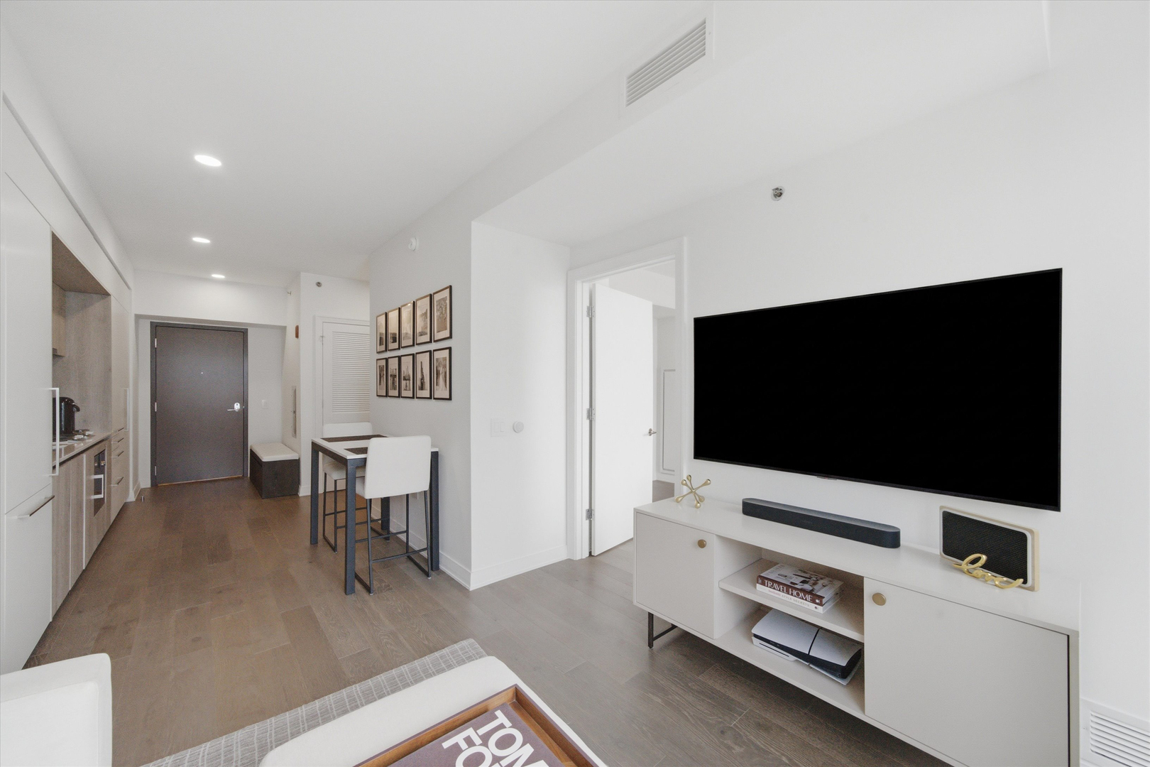211 N Harbor Drive Unit: 3605