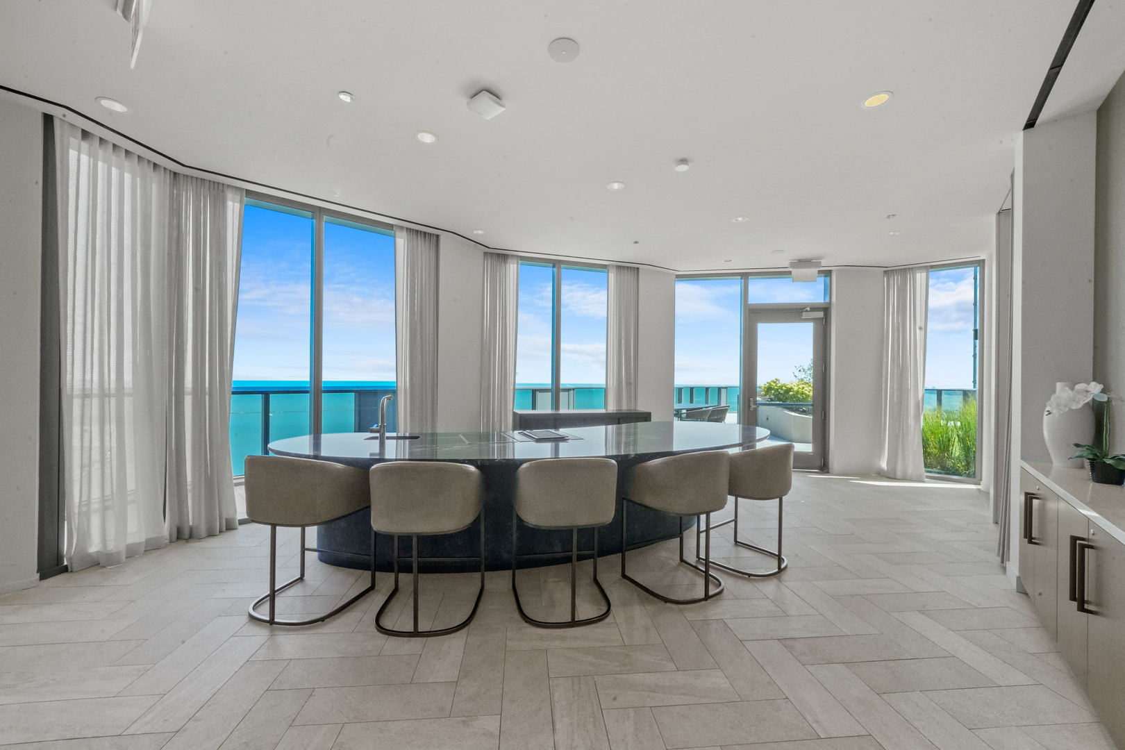 211 N Harbor Drive Unit: 3605