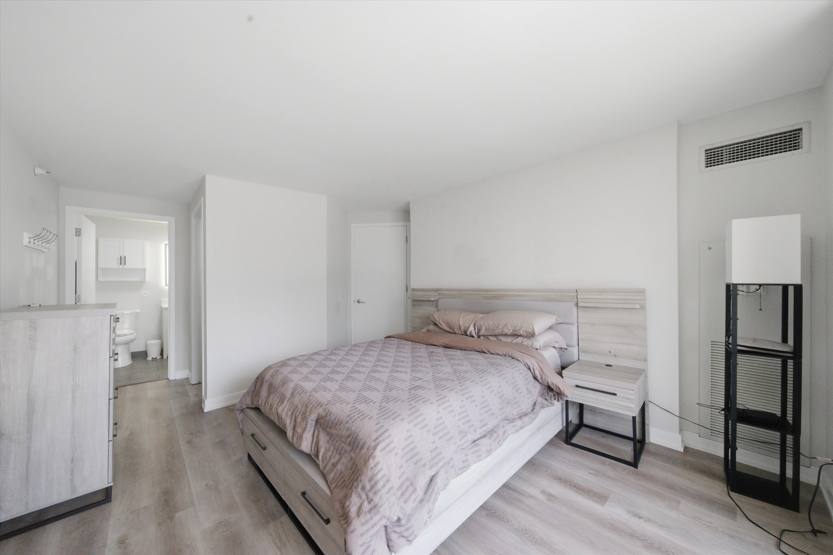 545 N Dearborn Street Unit: 2607