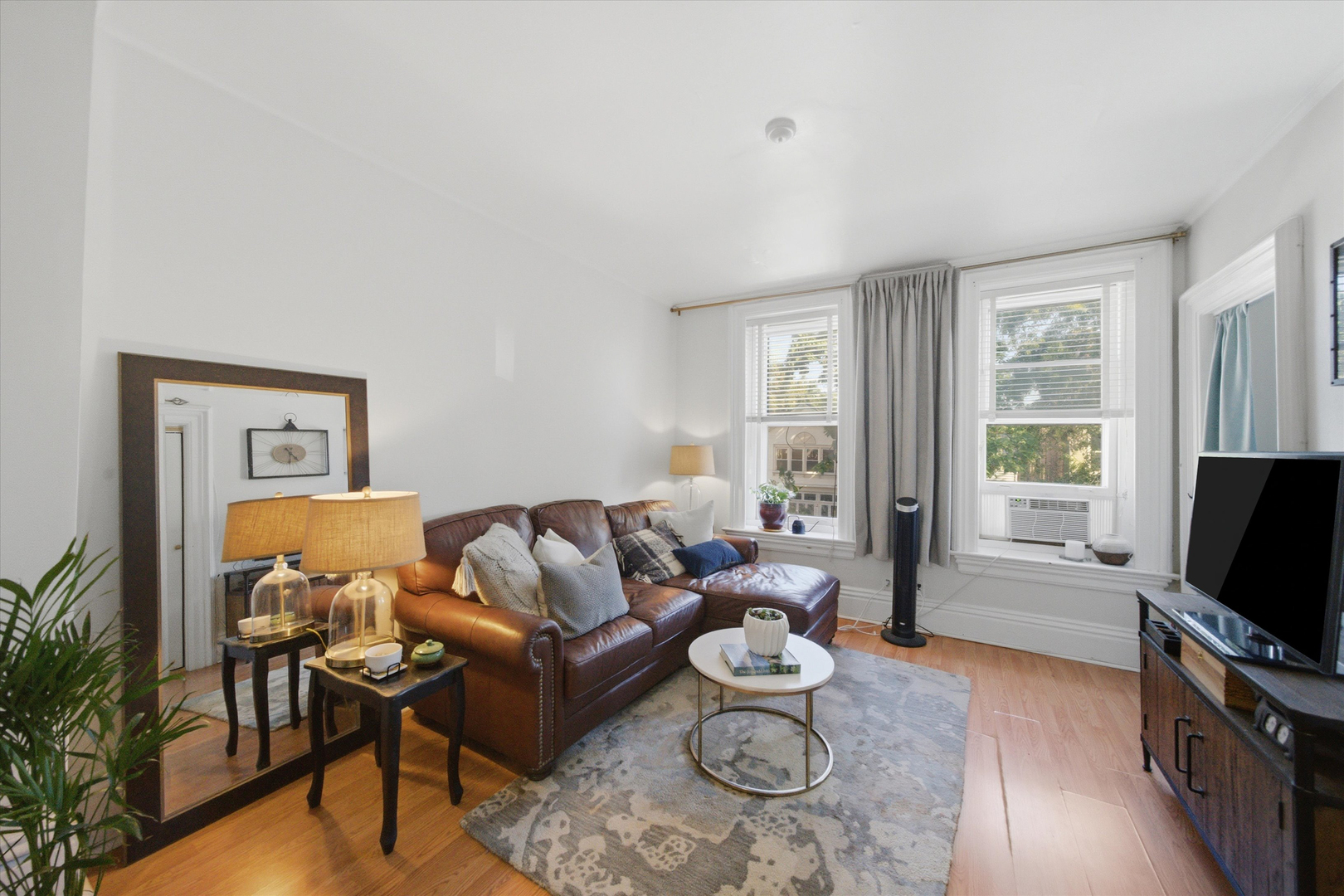 1433 W Superior Street