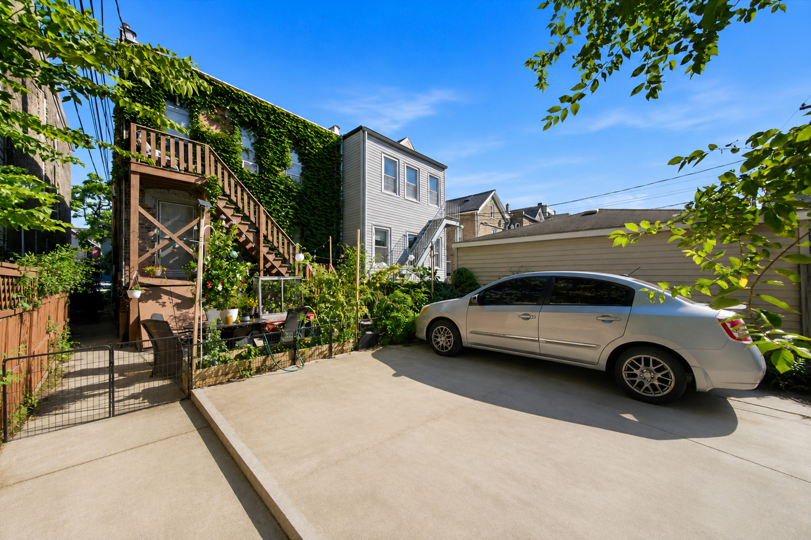 1433 W Superior Street