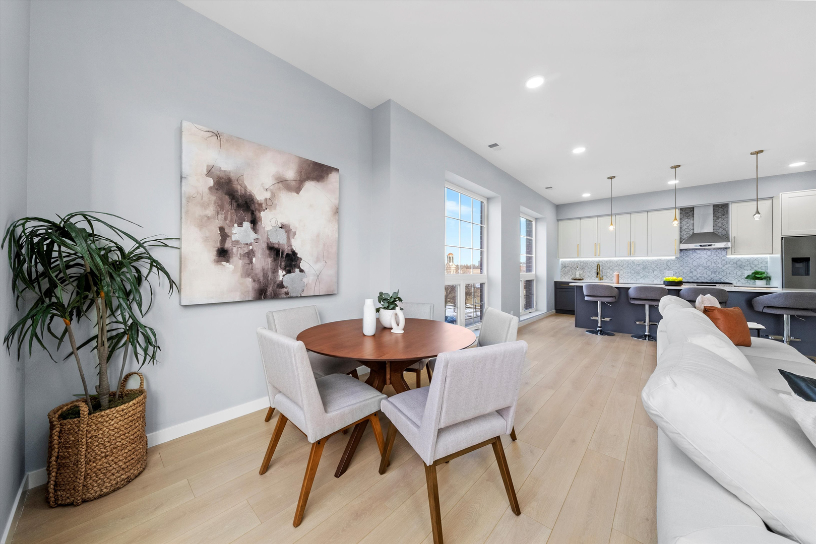 5830 N Lincoln Avenue Unit: 2S