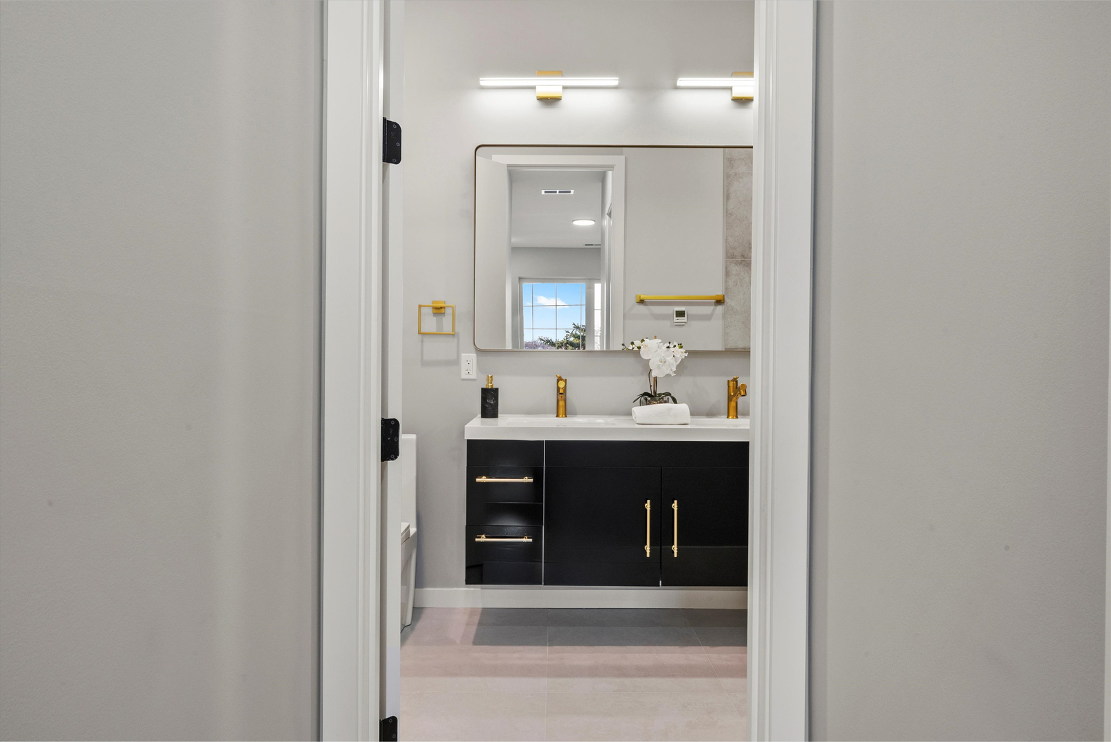 5830 N Lincoln Avenue Unit: 2S
