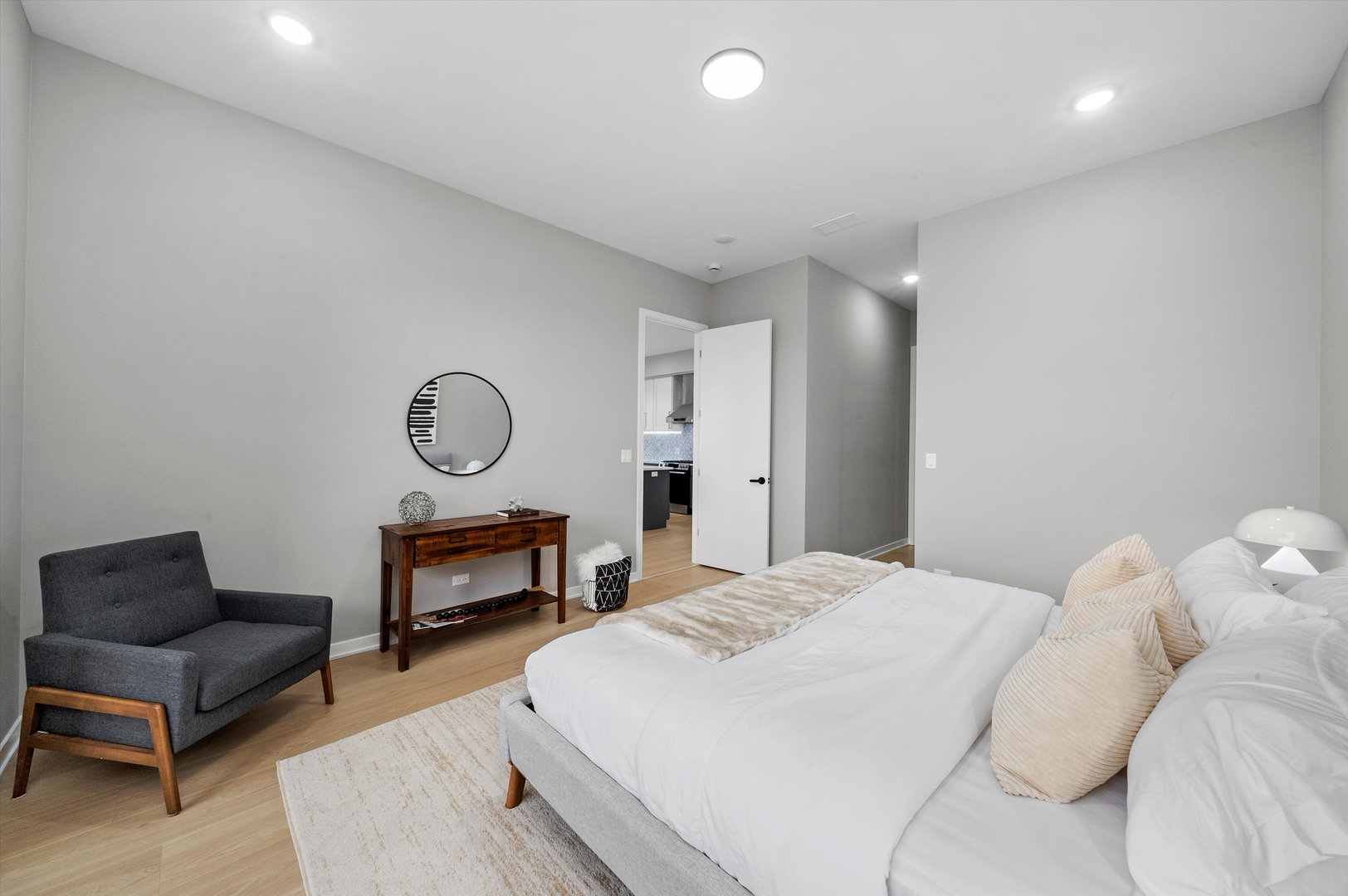 5830 N Lincoln Avenue Unit: 2S