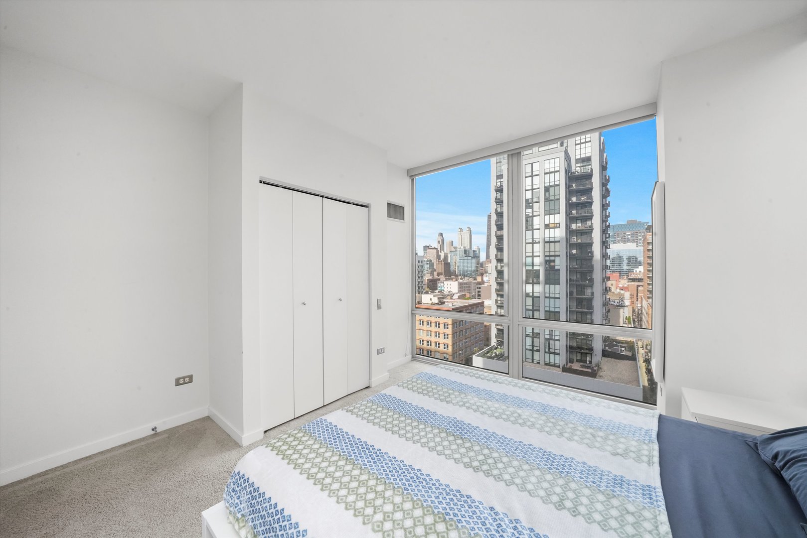 653 N Kingsbury Street Unit: 1207
