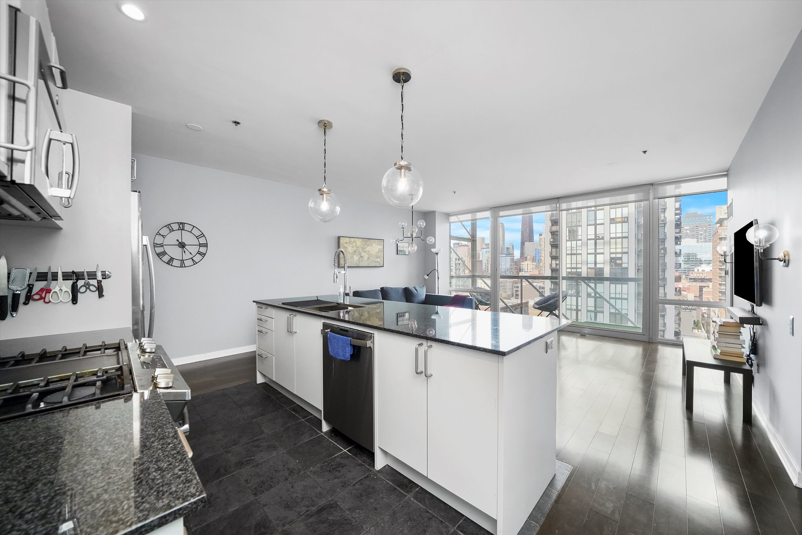 653 N Kingsbury Street Unit: 1207