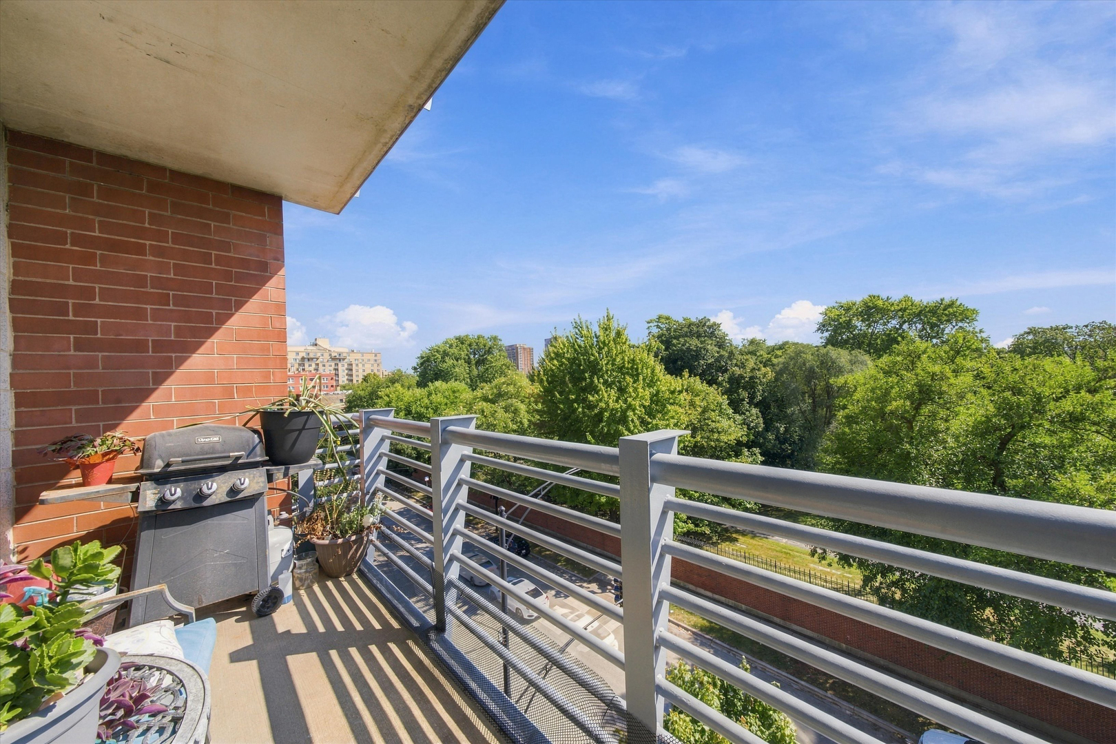 1100 W Montrose Avenue Unit: 502