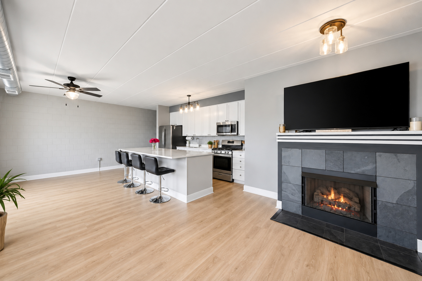 1100 W Montrose Avenue Unit: 502
