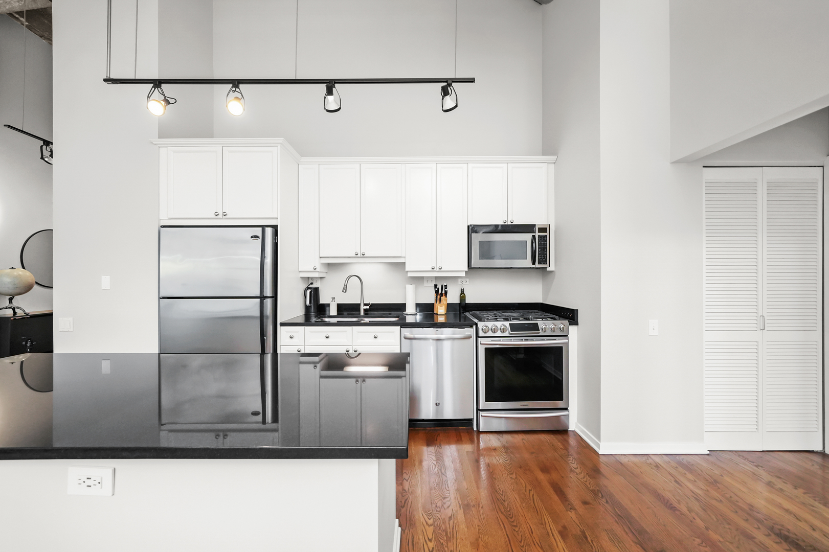900 N Kingsbury Street Unit: 971