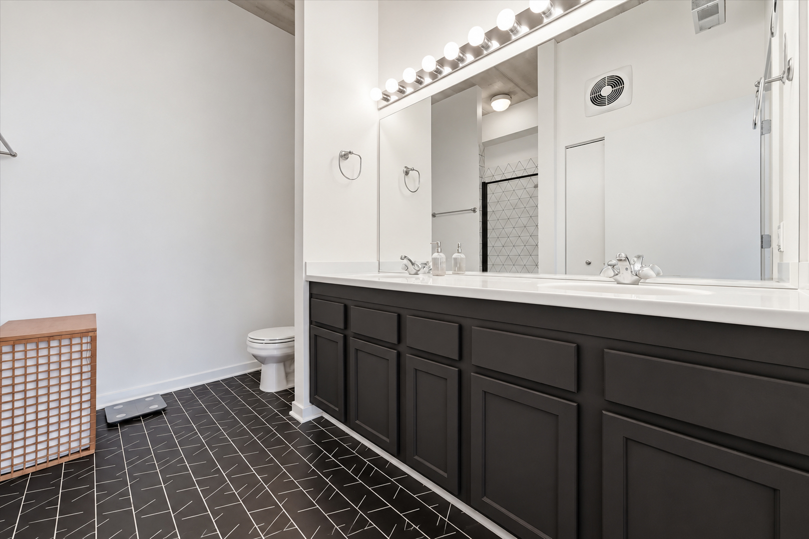 3260 N Clark Street Unit: 304