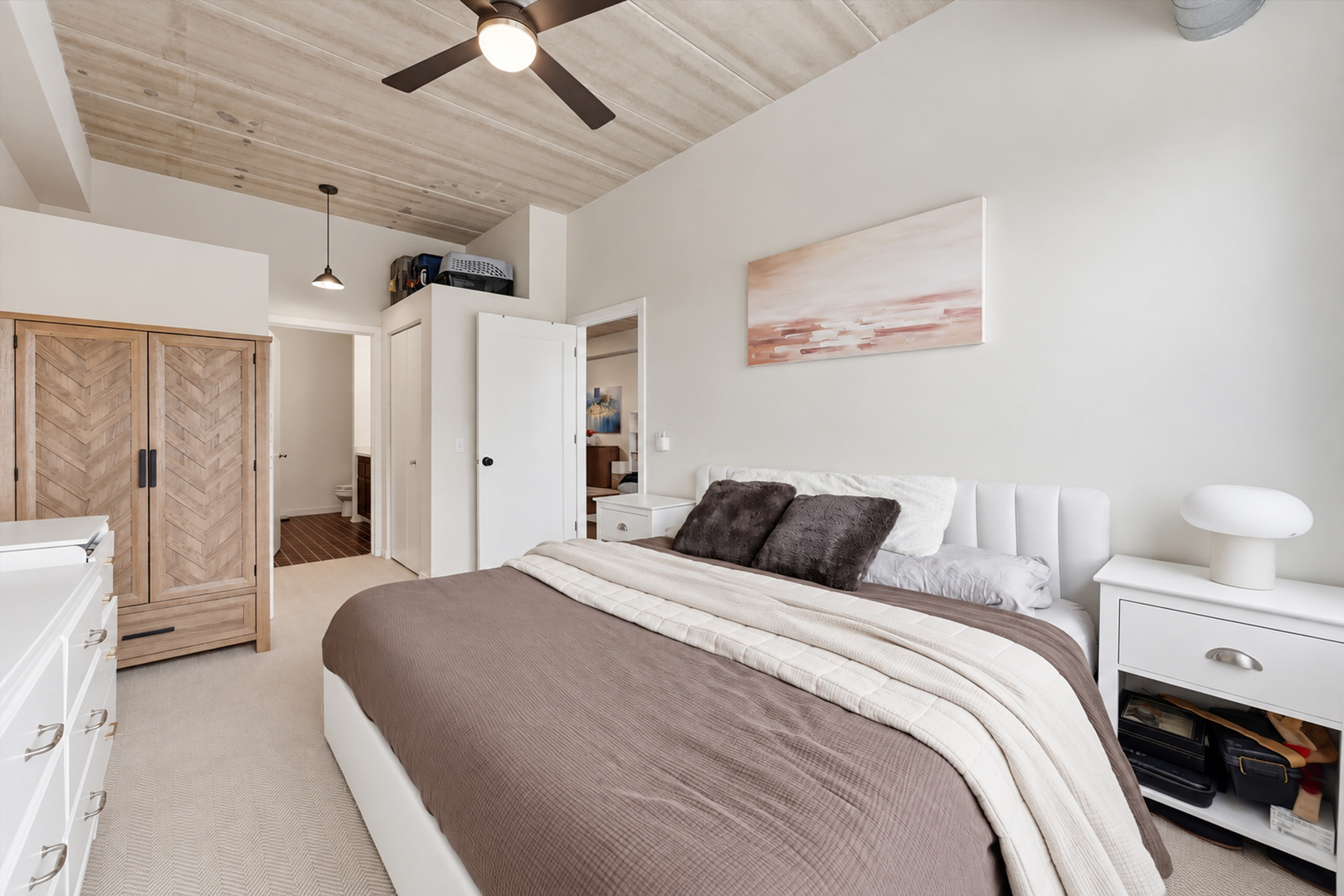3260 N Clark Street Unit: 304