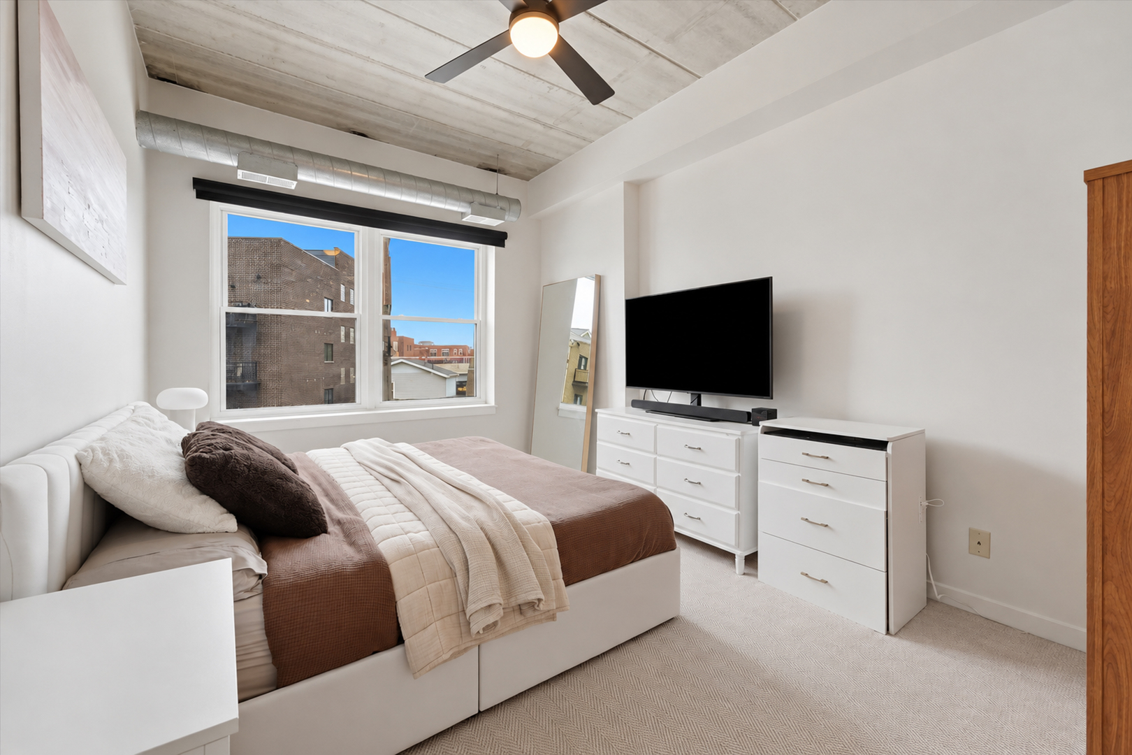 3260 N Clark Street Unit: 304